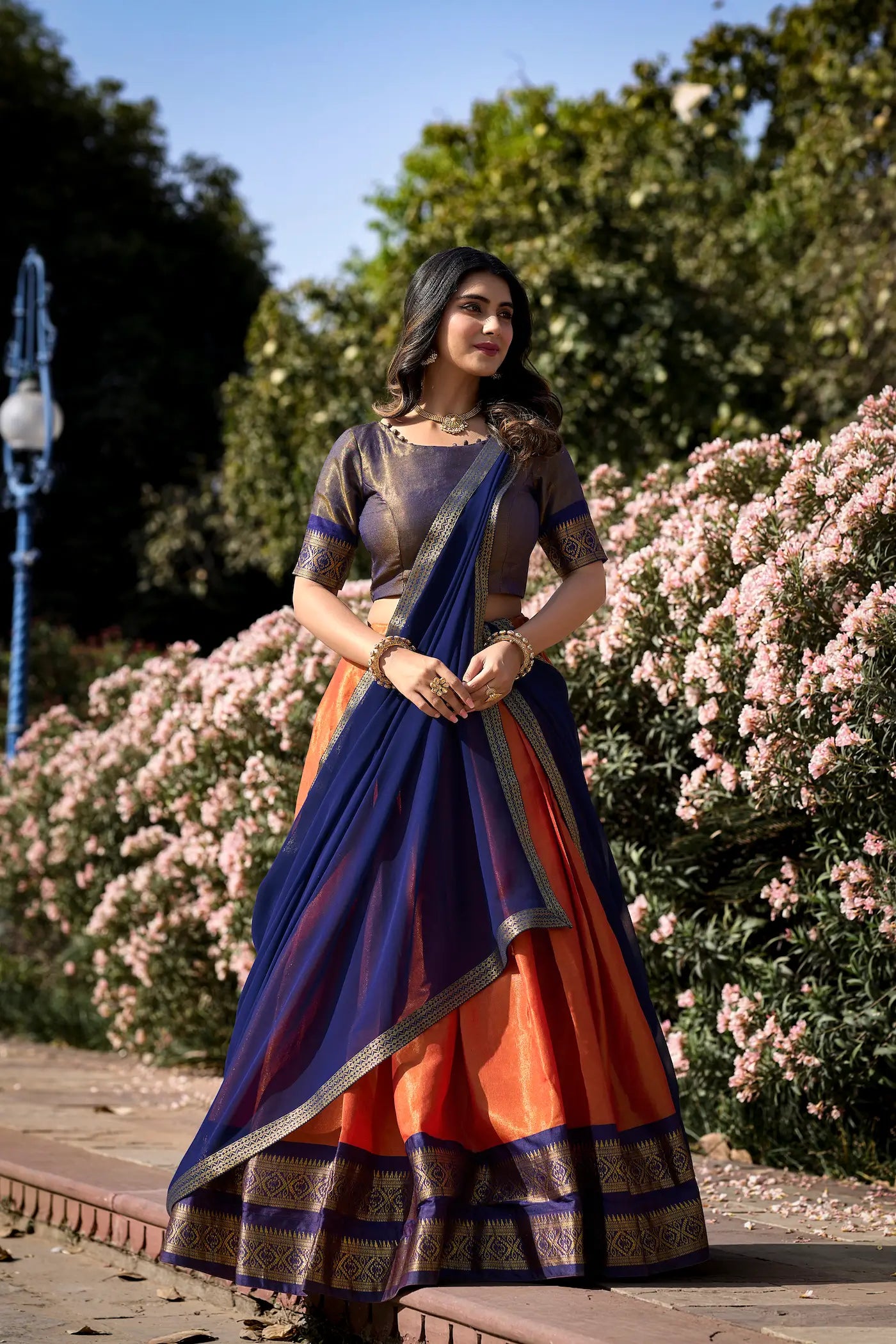 Orangefarbenes Kanchipuram Lehenga Choli-Set mit gewebten Zari-Motiven