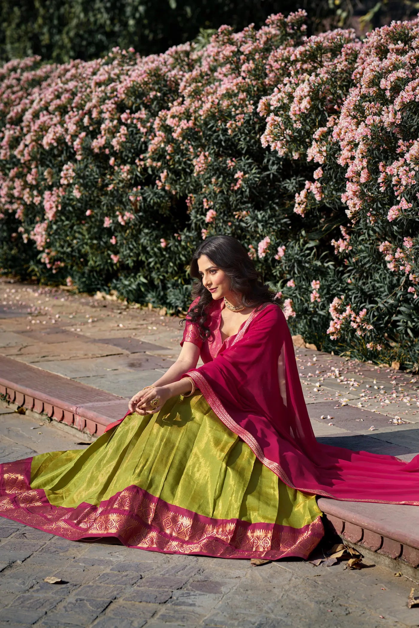 Grünes Kanchipuram Lehenga Choli-Set mit gewebten Zari-Motiven