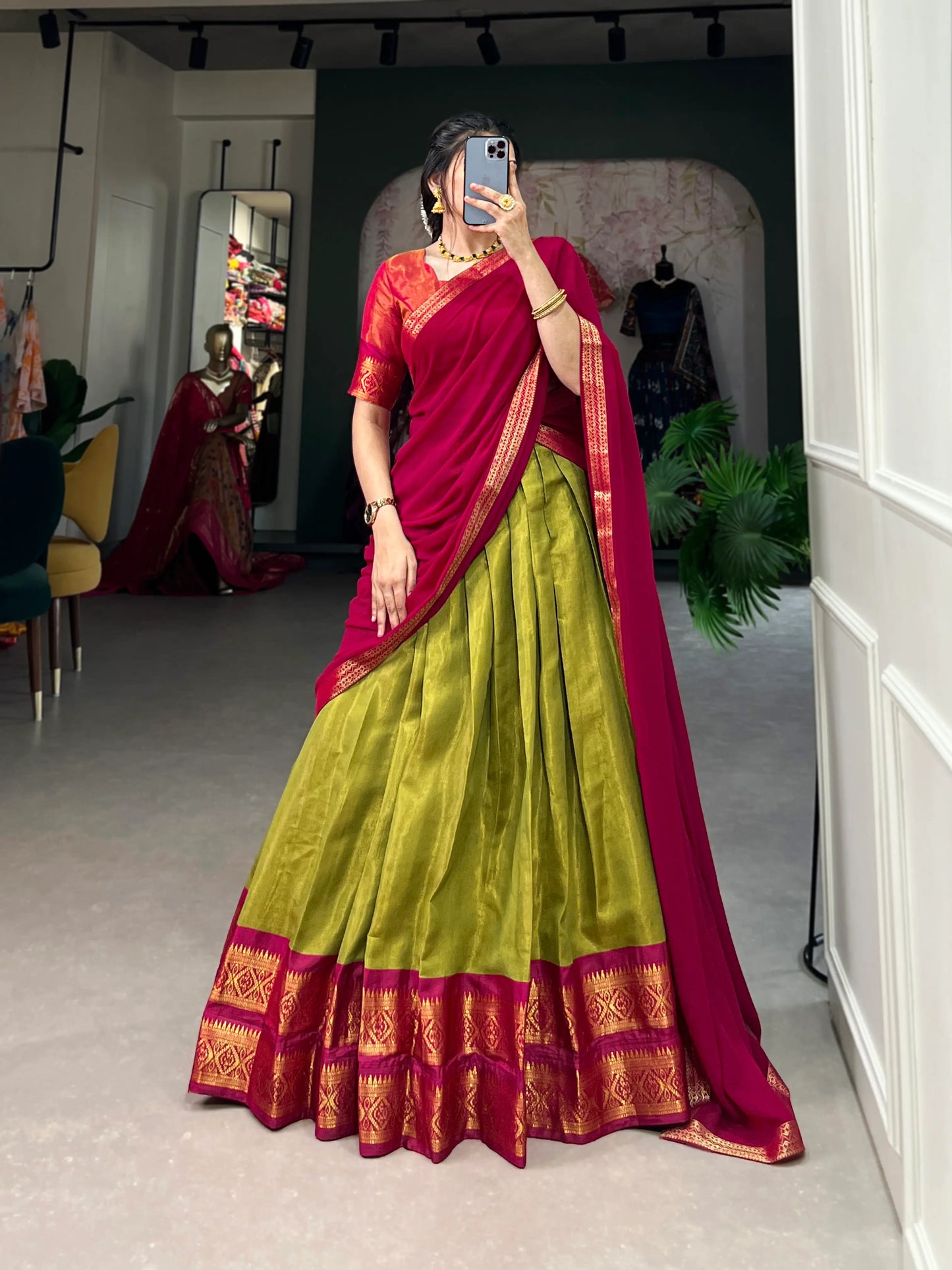Grünes Kanchipuram Lehenga Choli-Set mit gewebten Zari-Motiven
