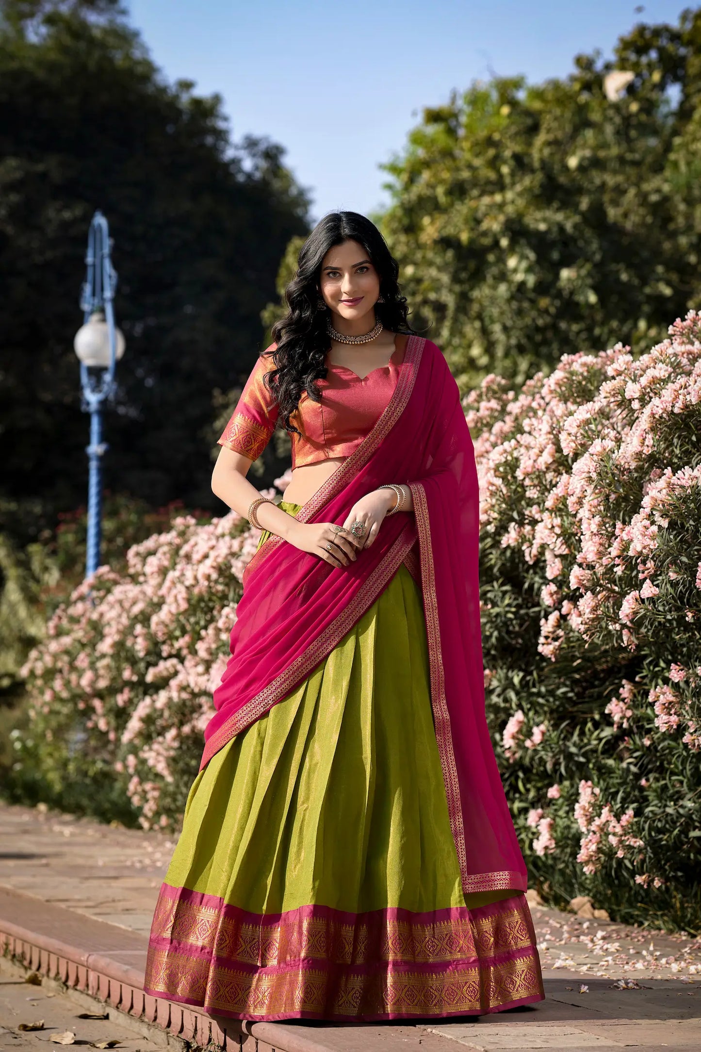 Grünes Kanchipuram Lehenga Choli-Set mit gewebten Zari-Motiven