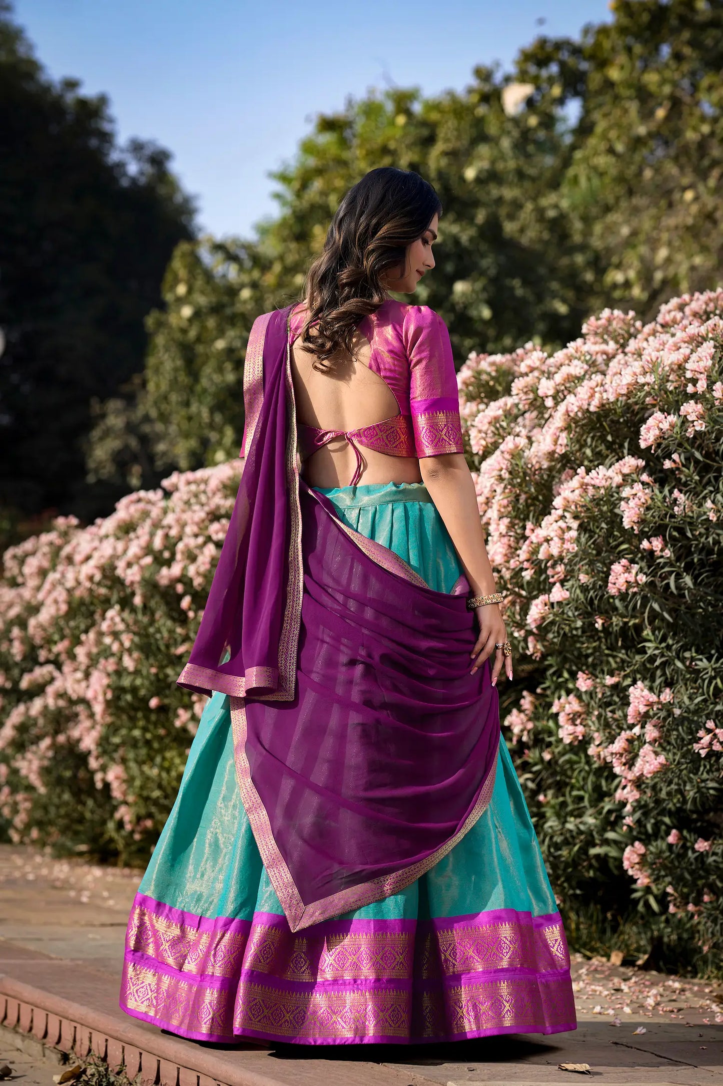 Azurblaues Kanchipuram Lehenga Choli-Set mit gewebten Zari-Motiven