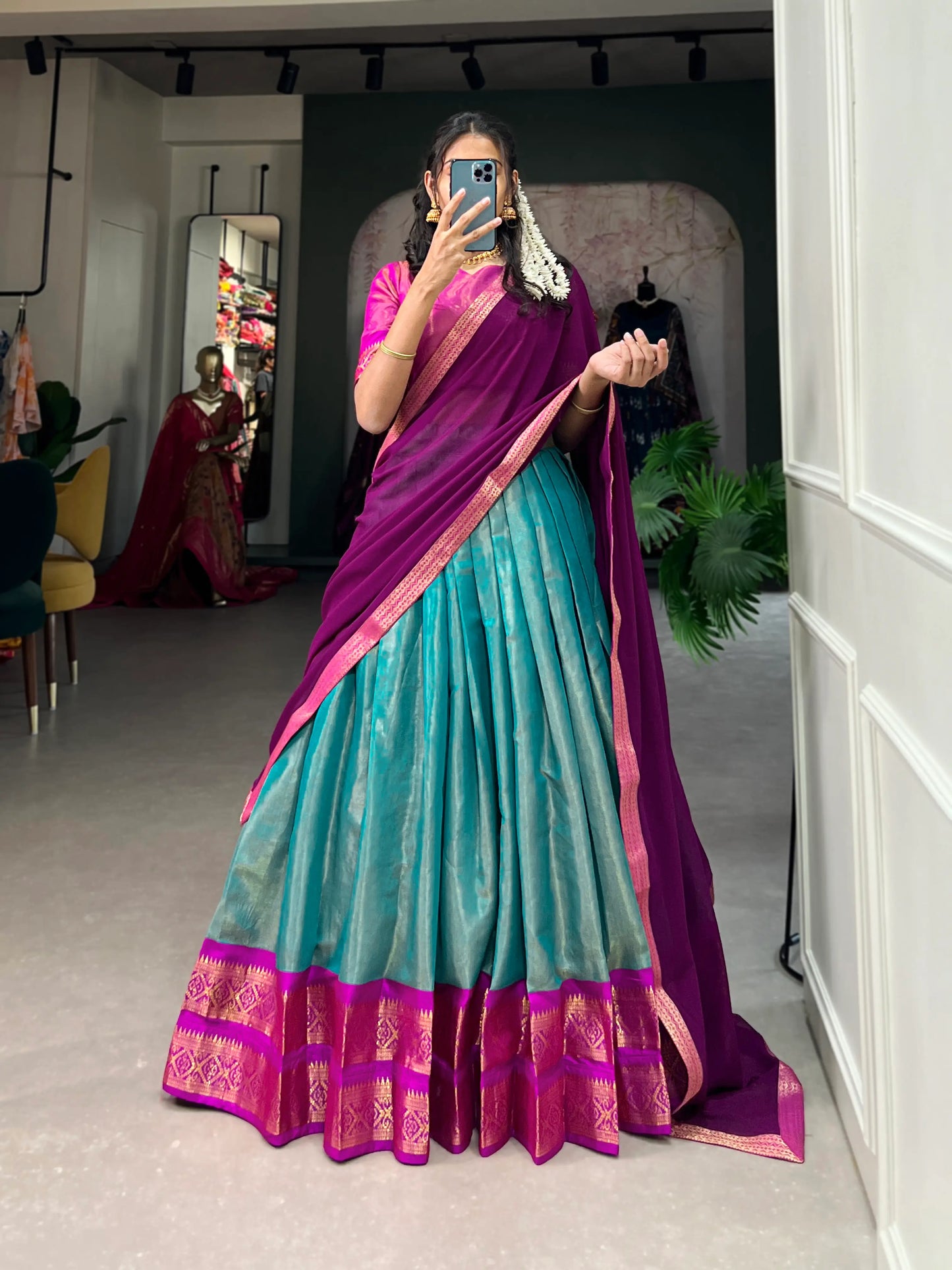 Azurblaues Kanchipuram Lehenga Choli-Set mit gewebten Zari-Motiven