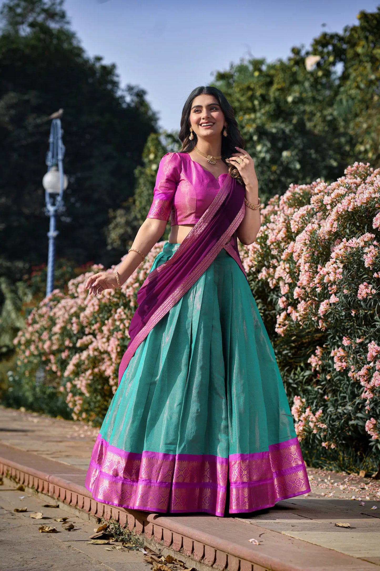 Azurblaues Kanchipuram Lehenga Choli-Set mit gewebten Zari-Motiven