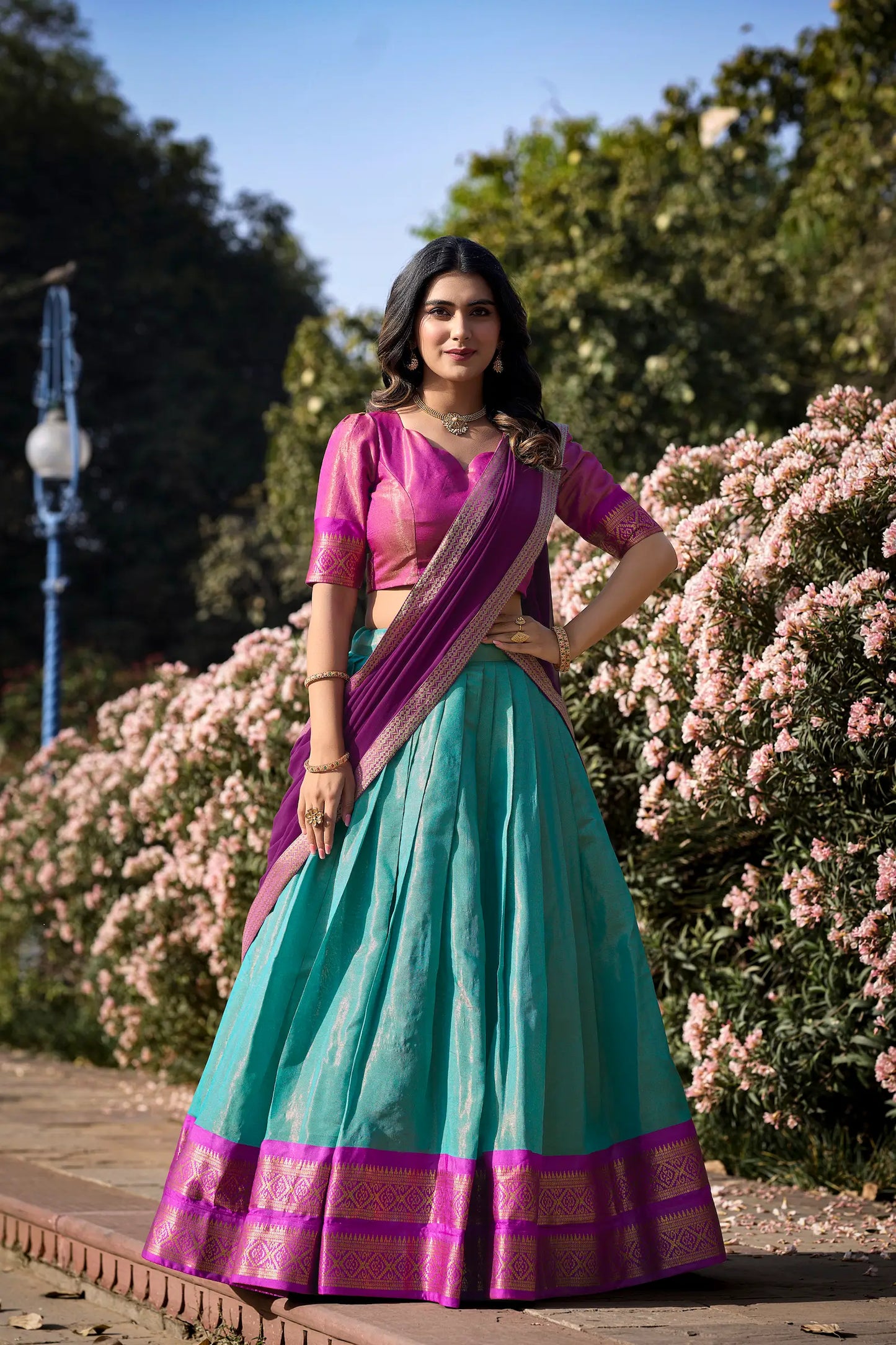Azurblaues Kanchipuram Lehenga Choli-Set mit gewebten Zari-Motiven