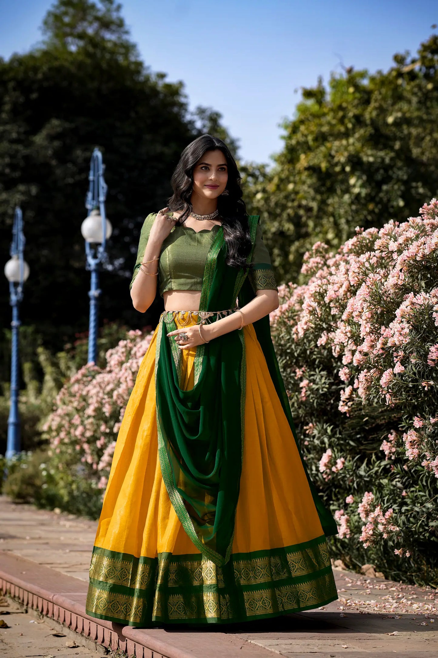 Gelbes und grünes Kanchipuram Lehenga Choli-Set mit gewebten Zari-Motiven