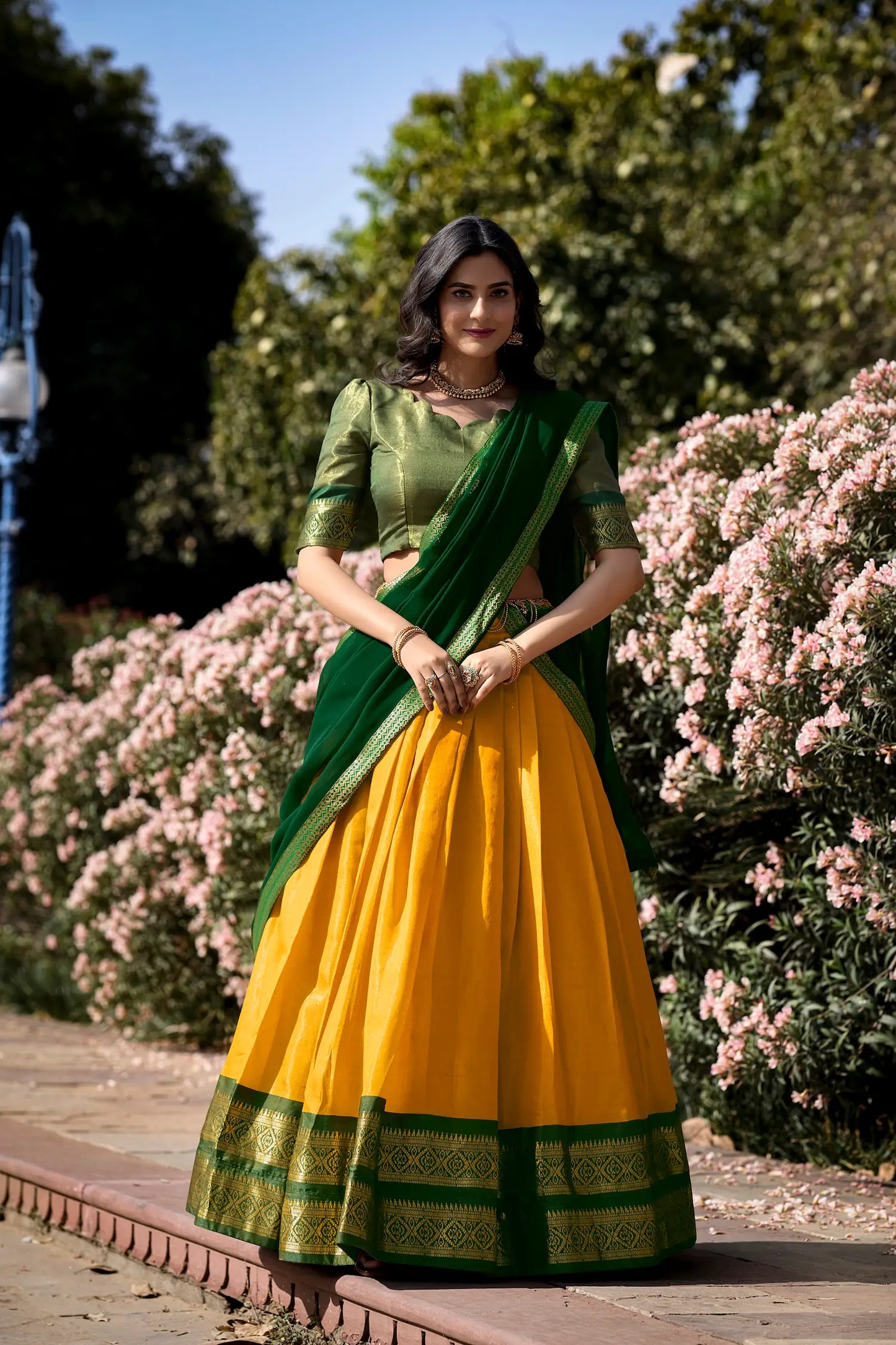 Gelbes und grünes Kanchipuram Lehenga Choli-Set mit gewebten Zari-Motiven