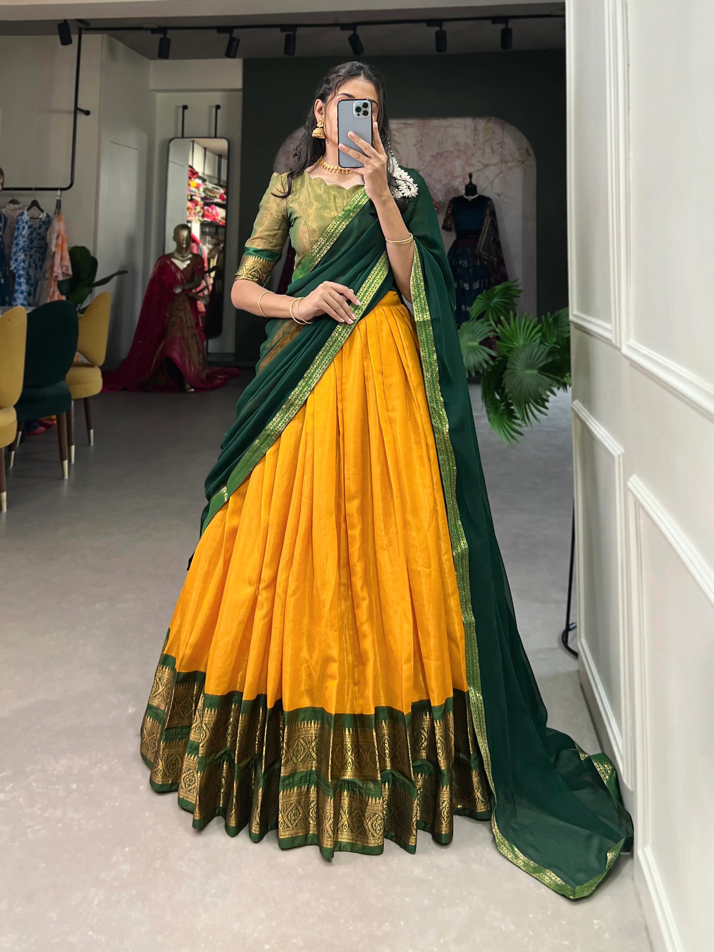 Gelbes und grünes Kanchipuram Lehenga Choli-Set mit gewebten Zari-Motiven