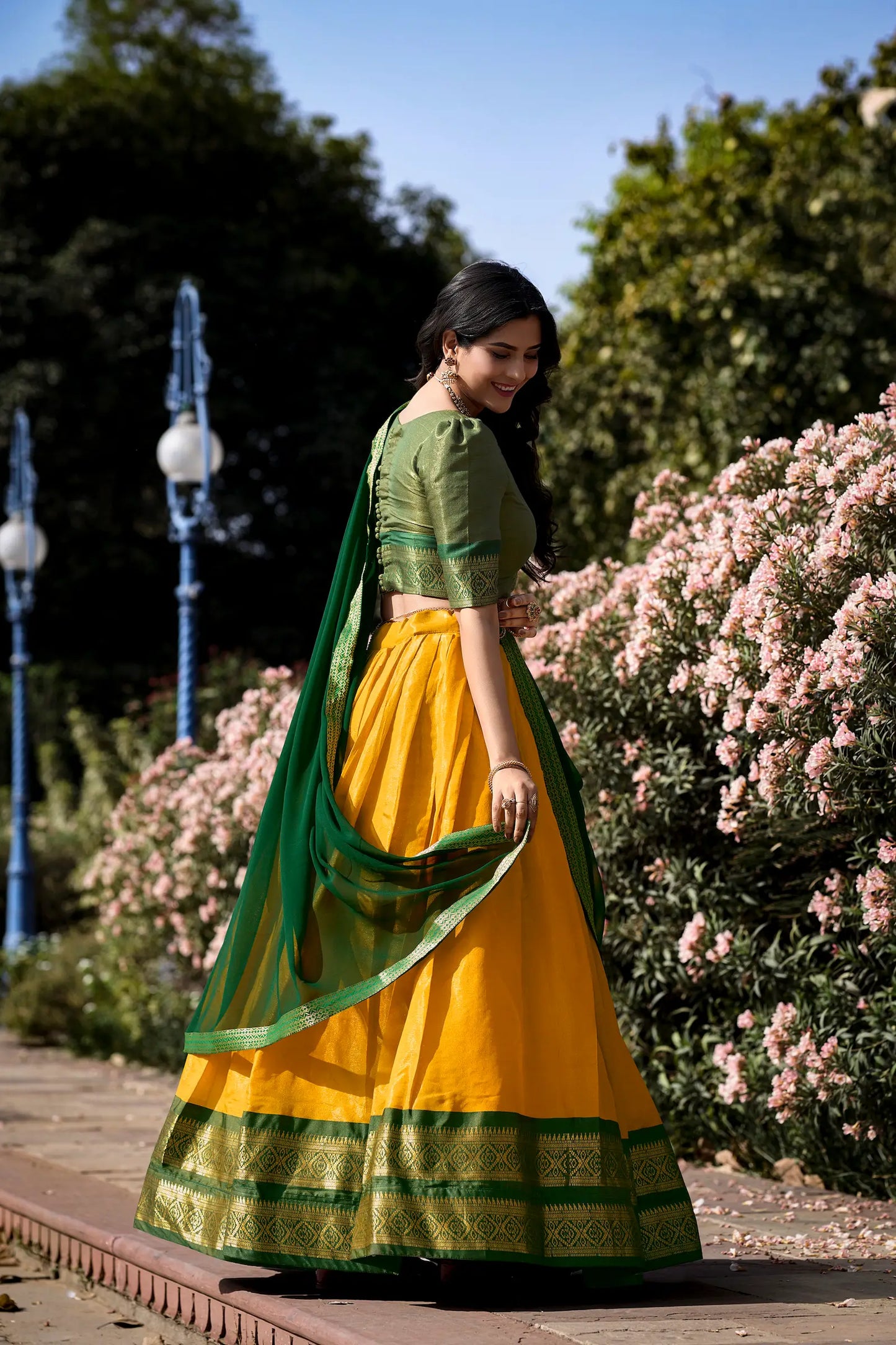 Gelbes und grünes Kanchipuram Lehenga Choli-Set mit gewebten Zari-Motiven