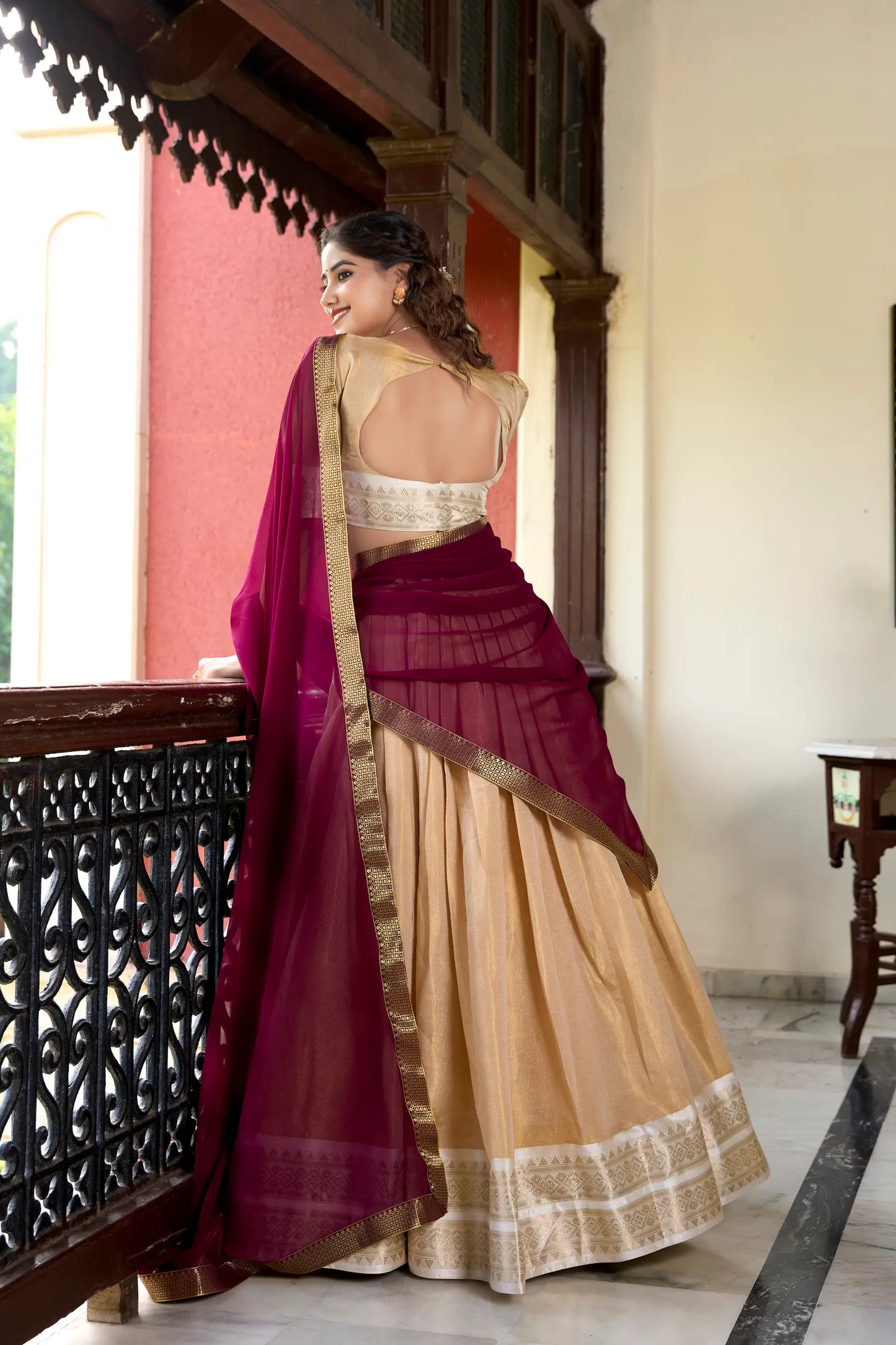 Beiges Kanchipuram Lehenga Choli mit Zari-Stickerei