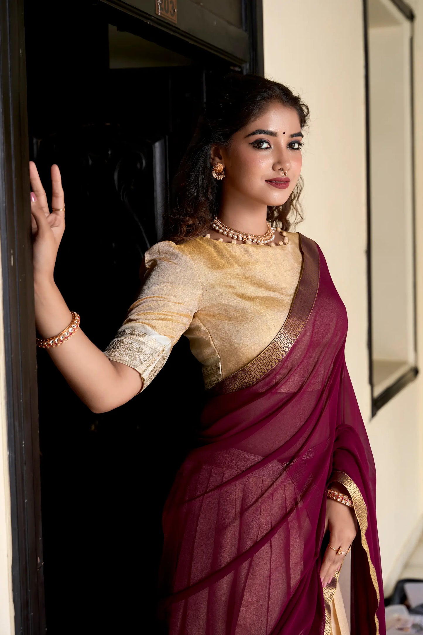 Beiges Kanchipuram Lehenga Choli mit Zari-Stickerei