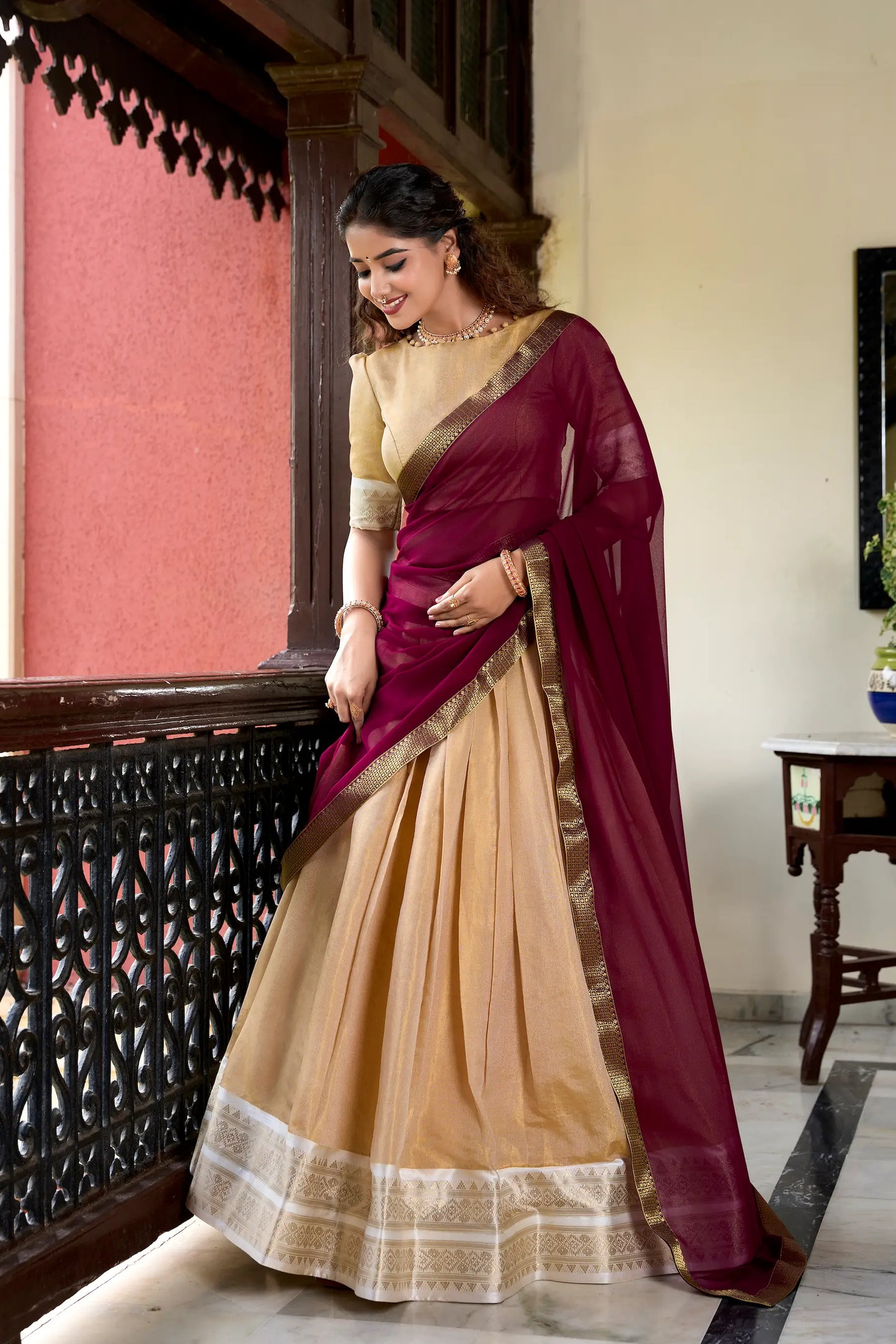 Beiges Kanchipuram Lehenga Choli mit Zari-Stickerei