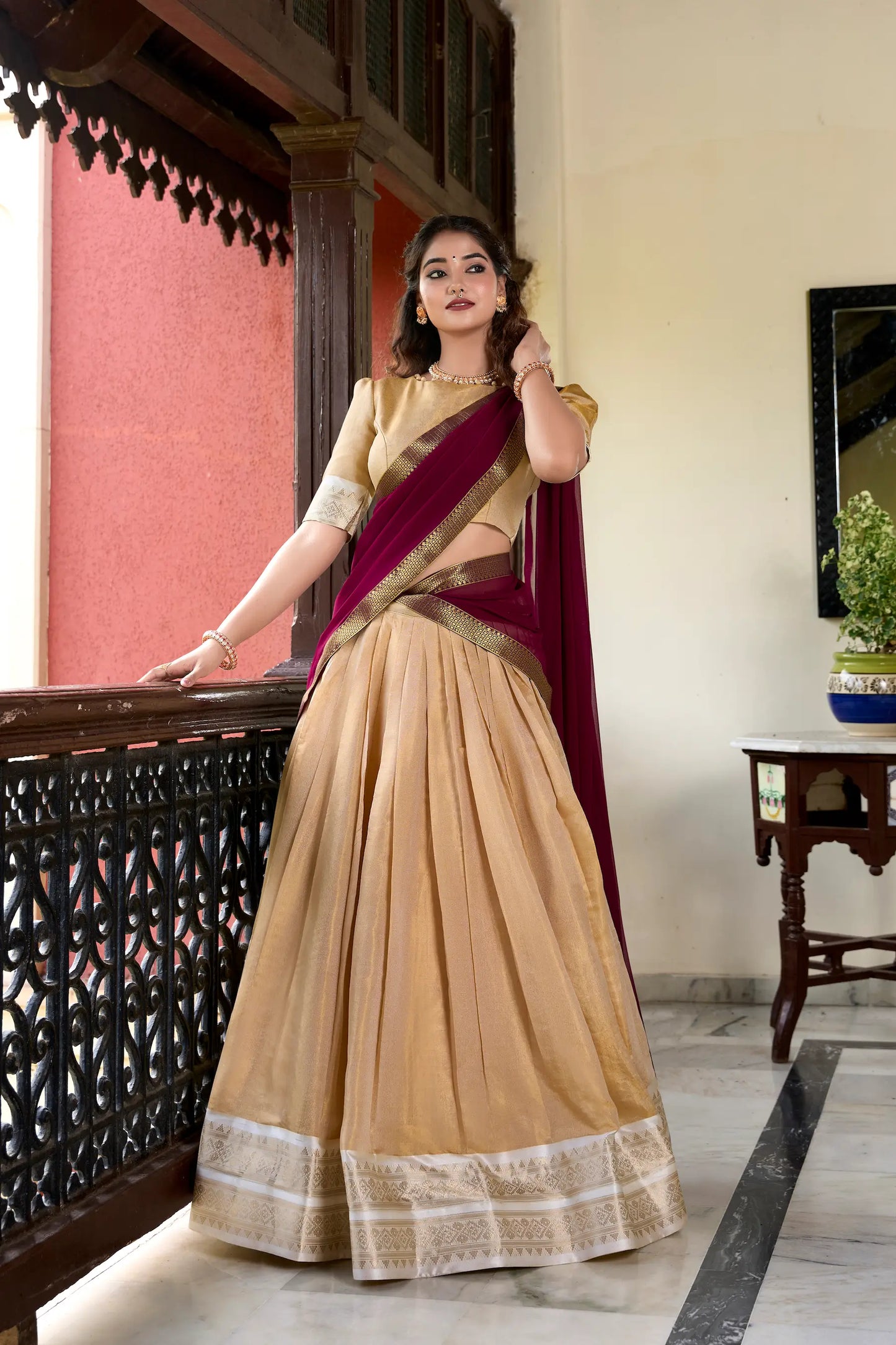 Beiges Kanchipuram Lehenga Choli mit Zari-Stickerei