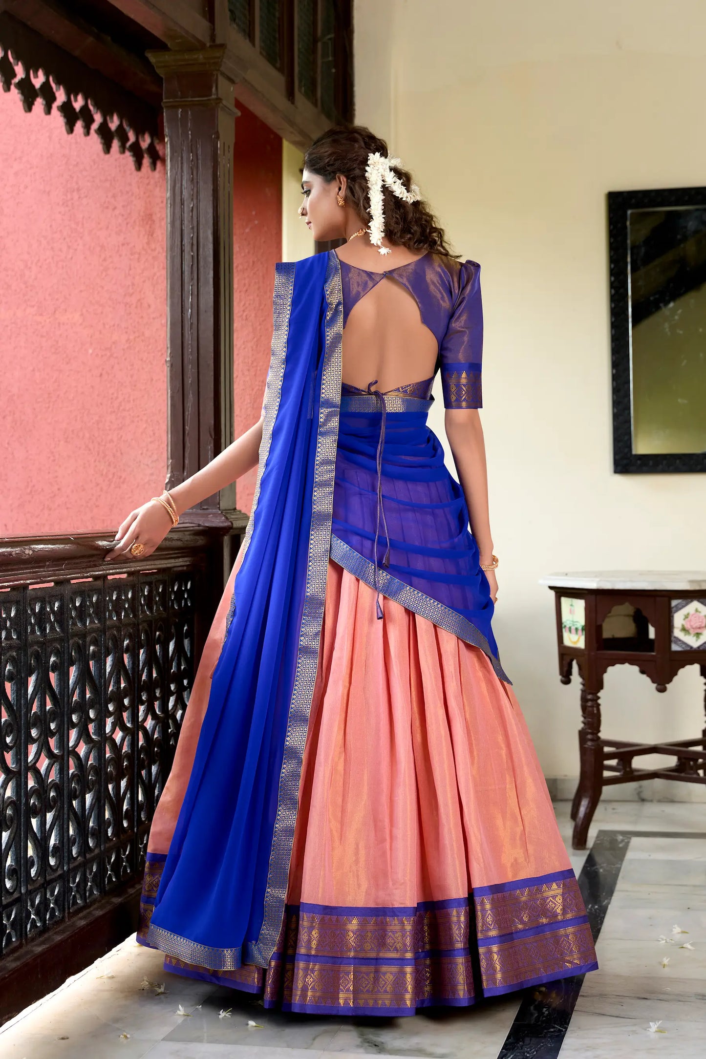 Kanchipuram – Pfirsichfarbenes Lehenga Choli mit Zari-Webarbeit