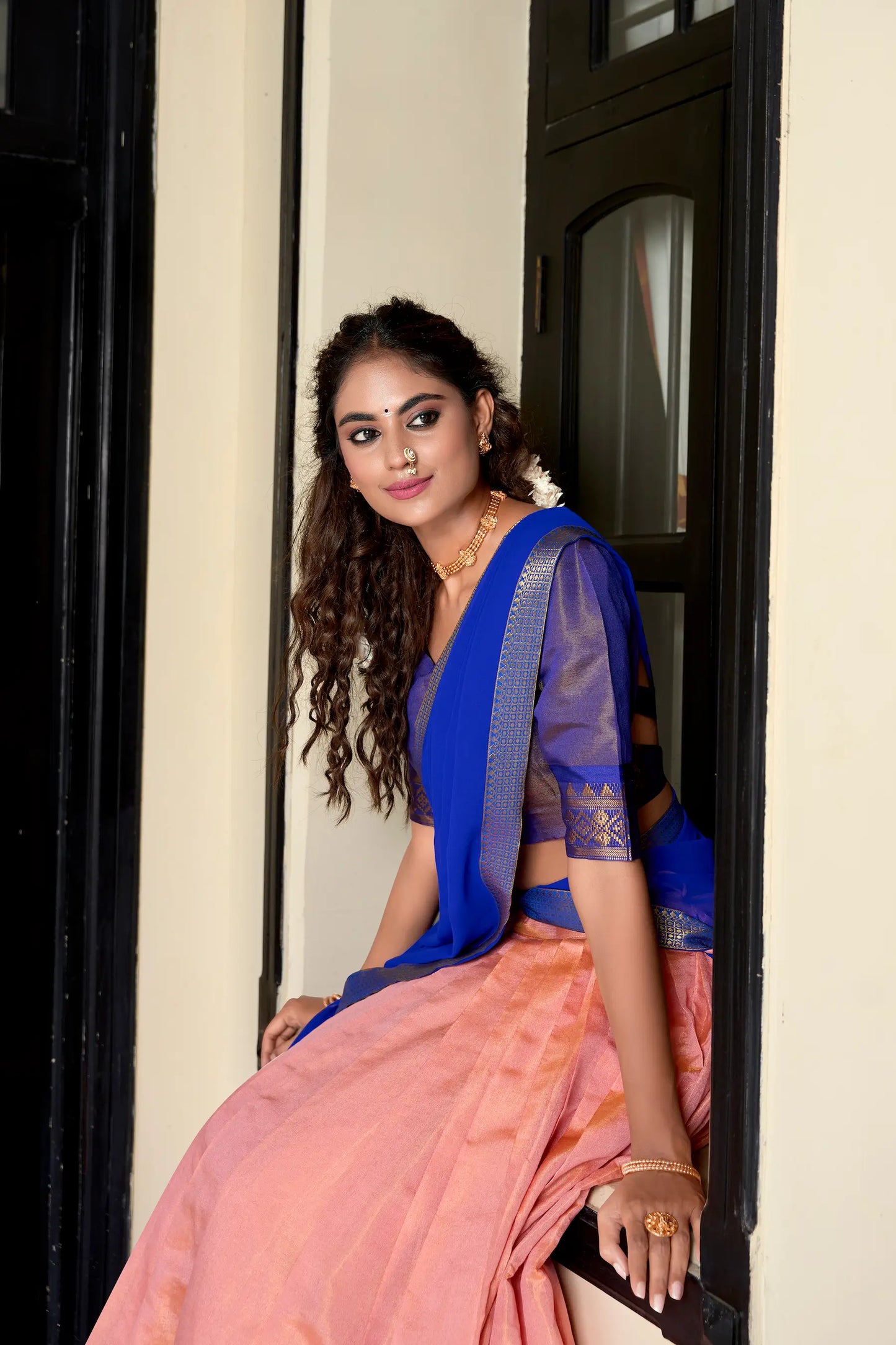 Kanchipuram – Pfirsichfarbenes Lehenga Choli mit Zari-Webarbeit