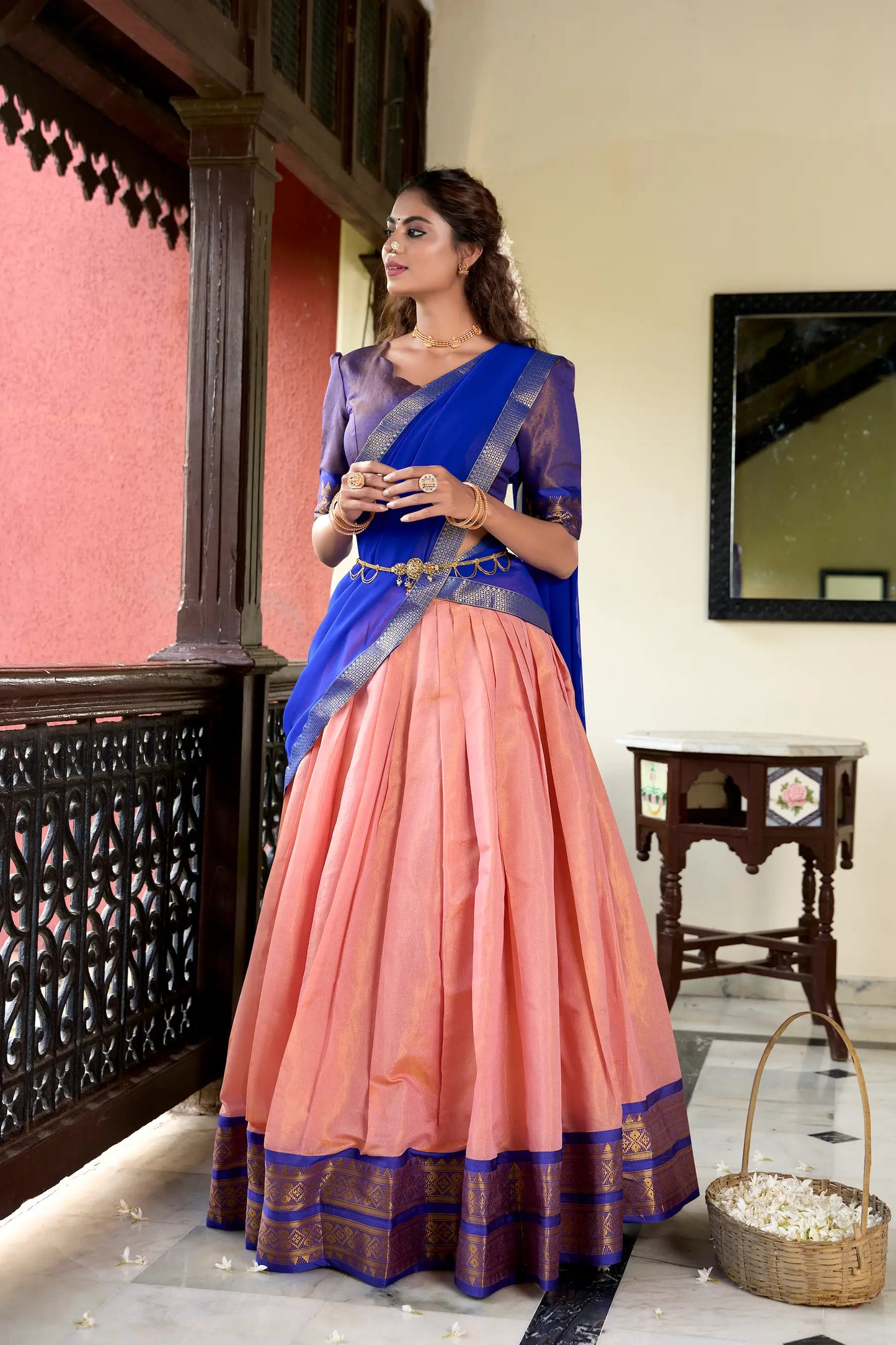 Kanchipuram – Pfirsichfarbenes Lehenga Choli mit Zari-Webarbeit