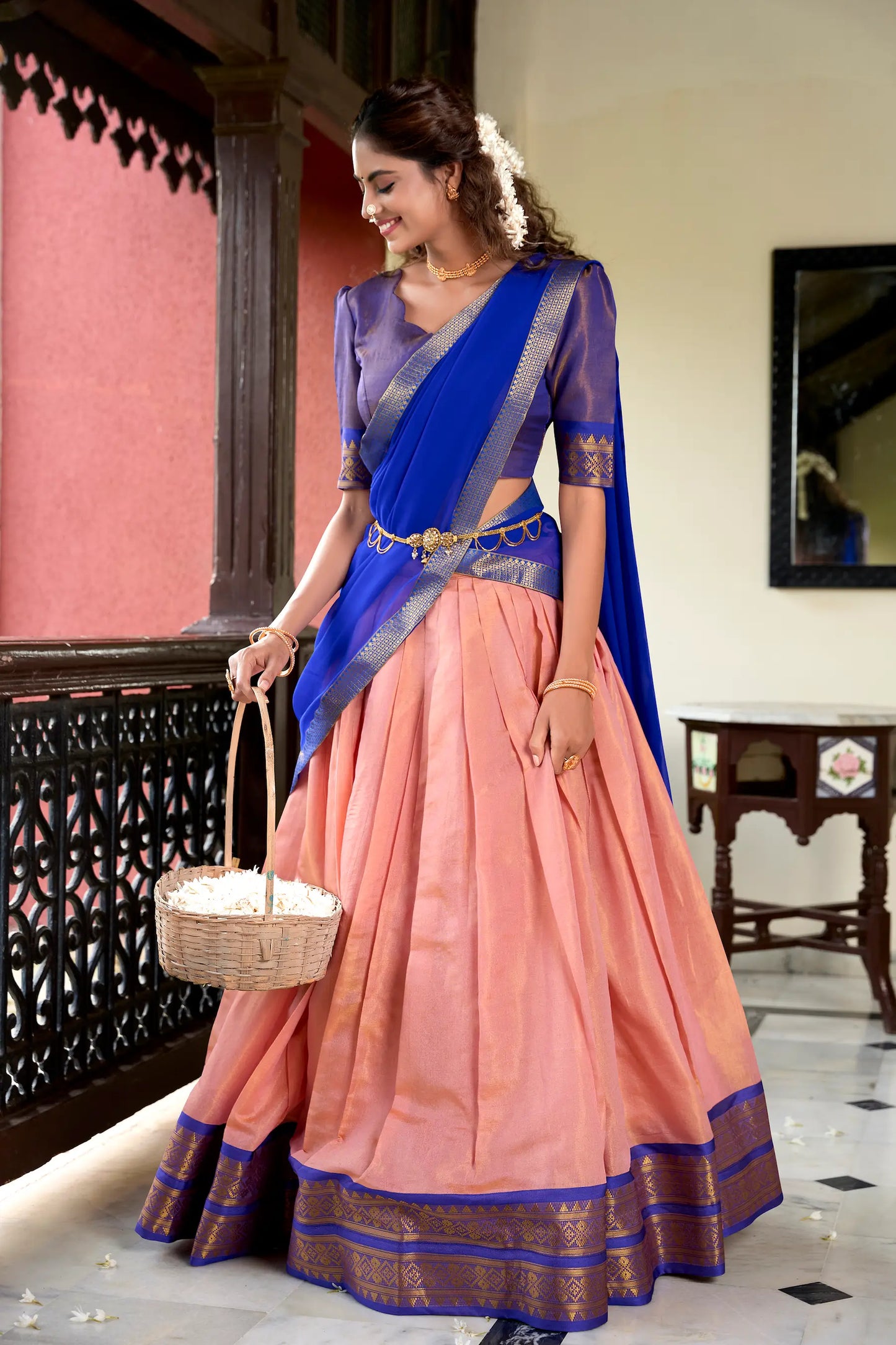 Kanchipuram – Pfirsichfarbenes Lehenga Choli mit Zari-Webarbeit