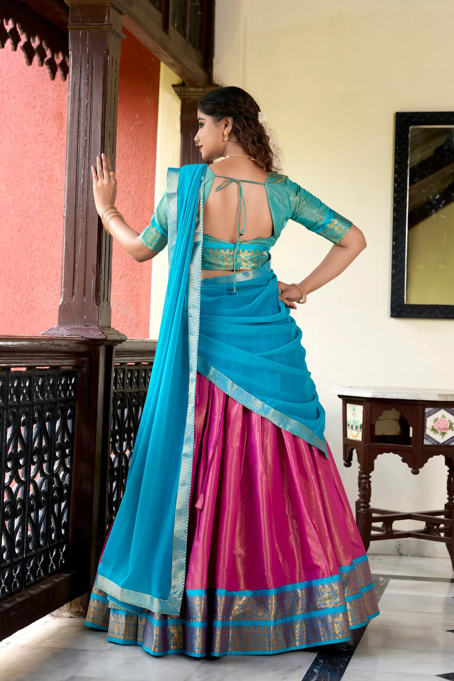 Kanchipuram, rosa Lehenga Choli mit Zari-Stickerei