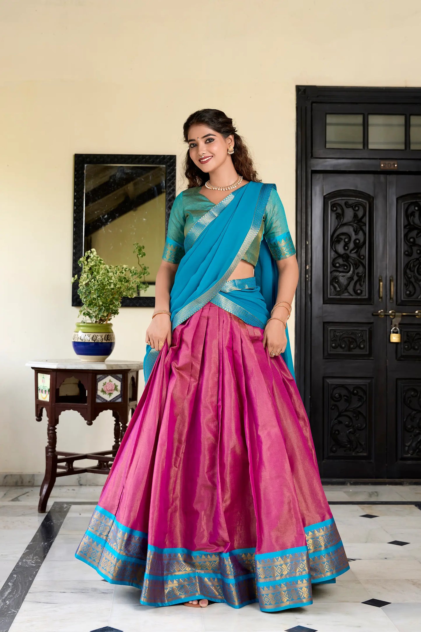 Kanchipuram, rosa Lehenga Choli mit Zari-Stickerei