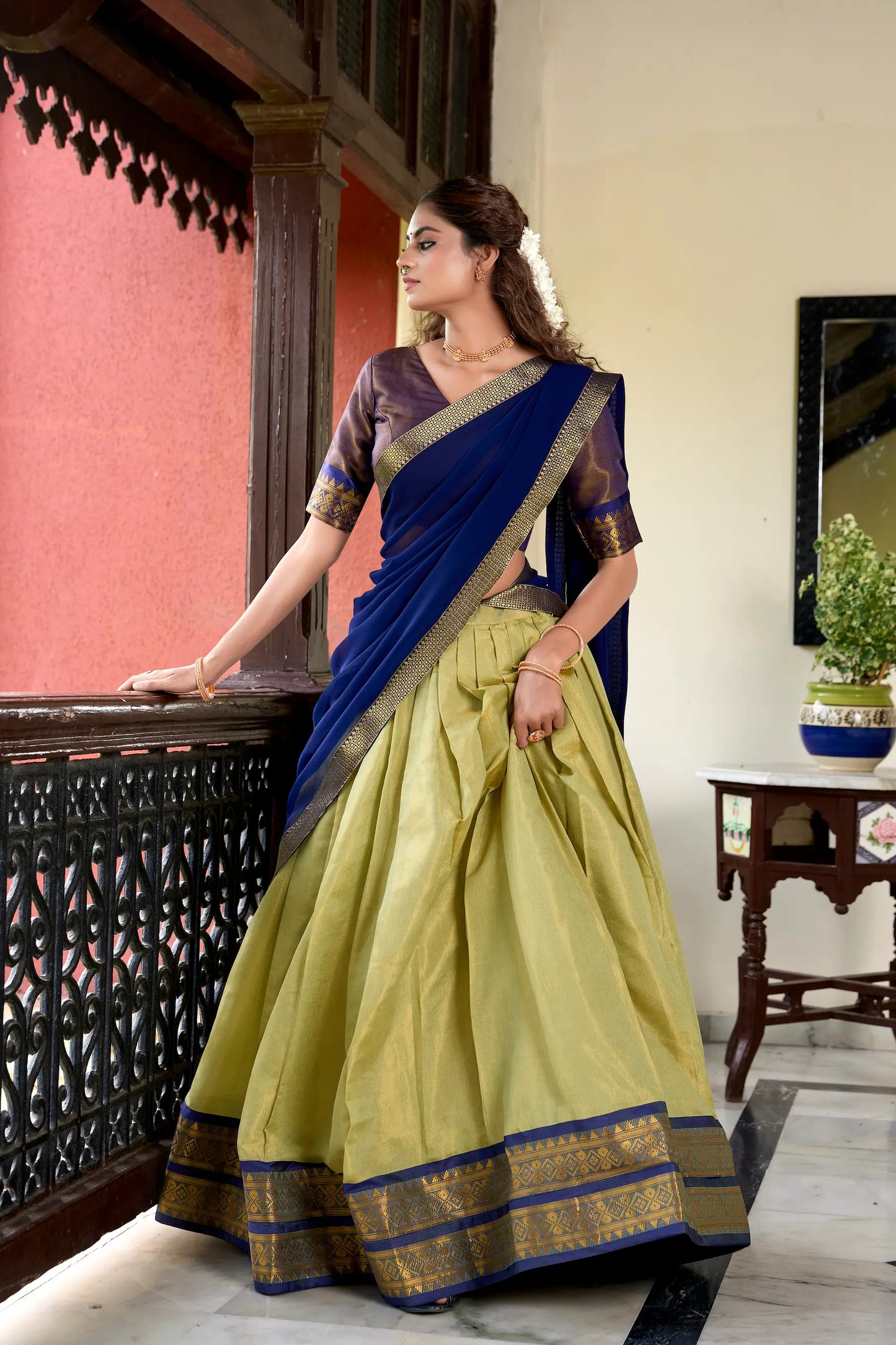 Olivgrüner Kanchipuram Lehenga Choli mit Zari-Stickerei