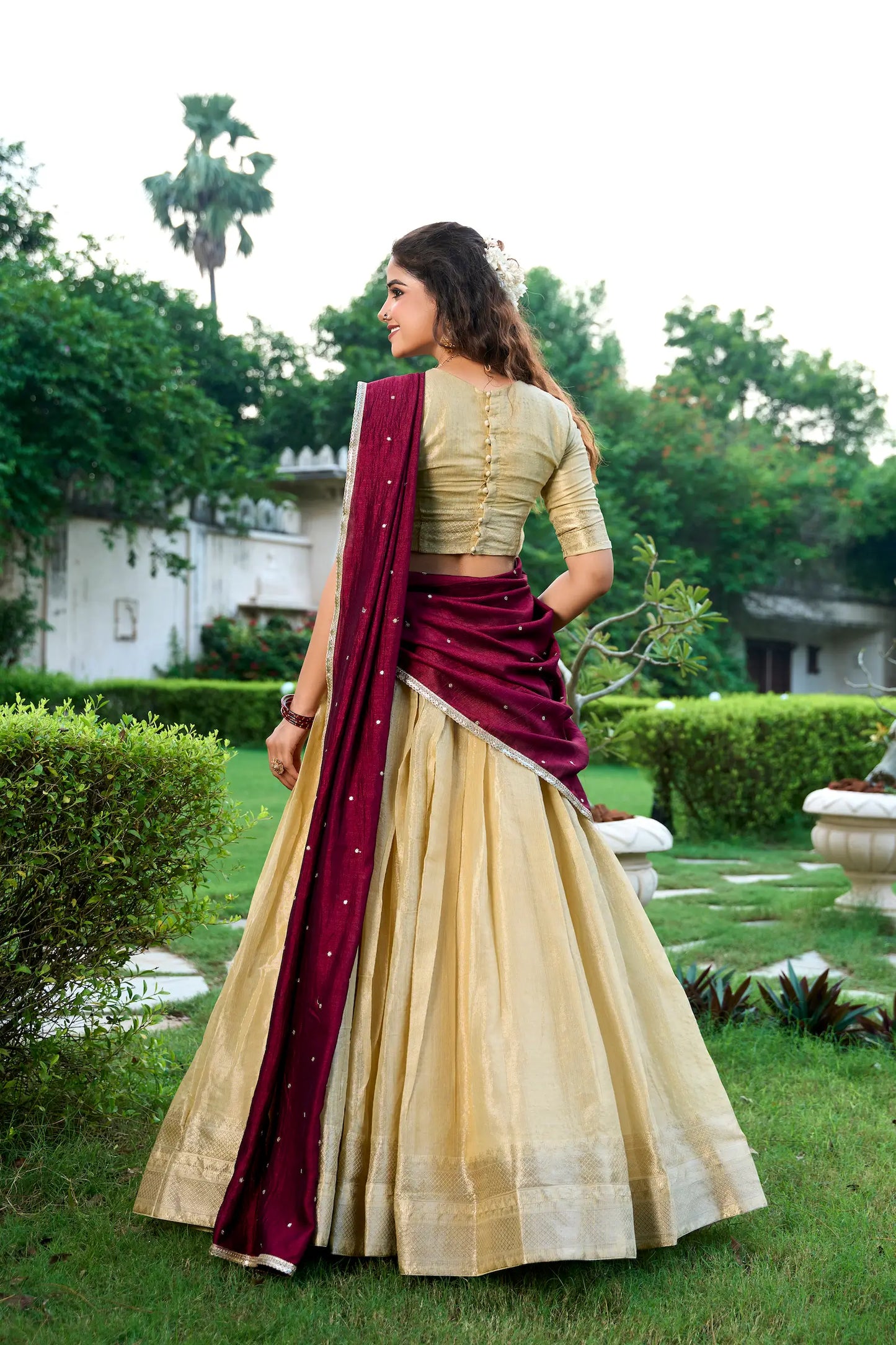 Beiges Kanchipuram-Seiden-Lehenga-Choli mit Zari-Webarbeit