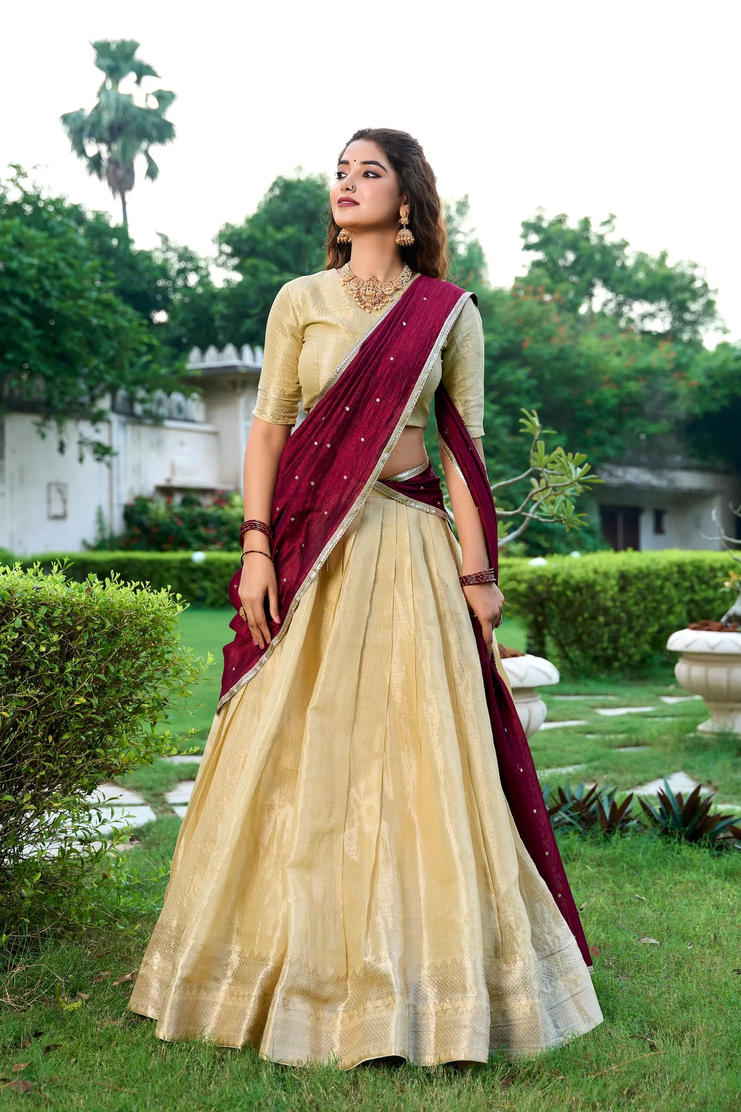 Beiges Kanchipuram-Seiden-Lehenga-Choli mit Zari-Webarbeit