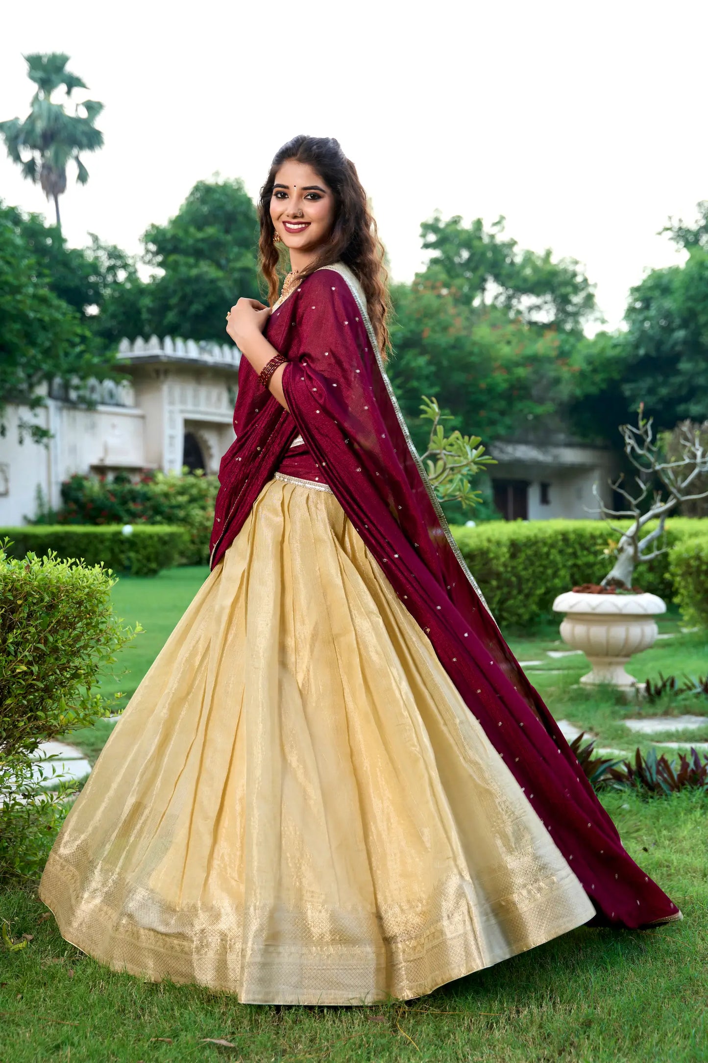 Beiges Kanchipuram-Seiden-Lehenga-Choli mit Zari-Webarbeit