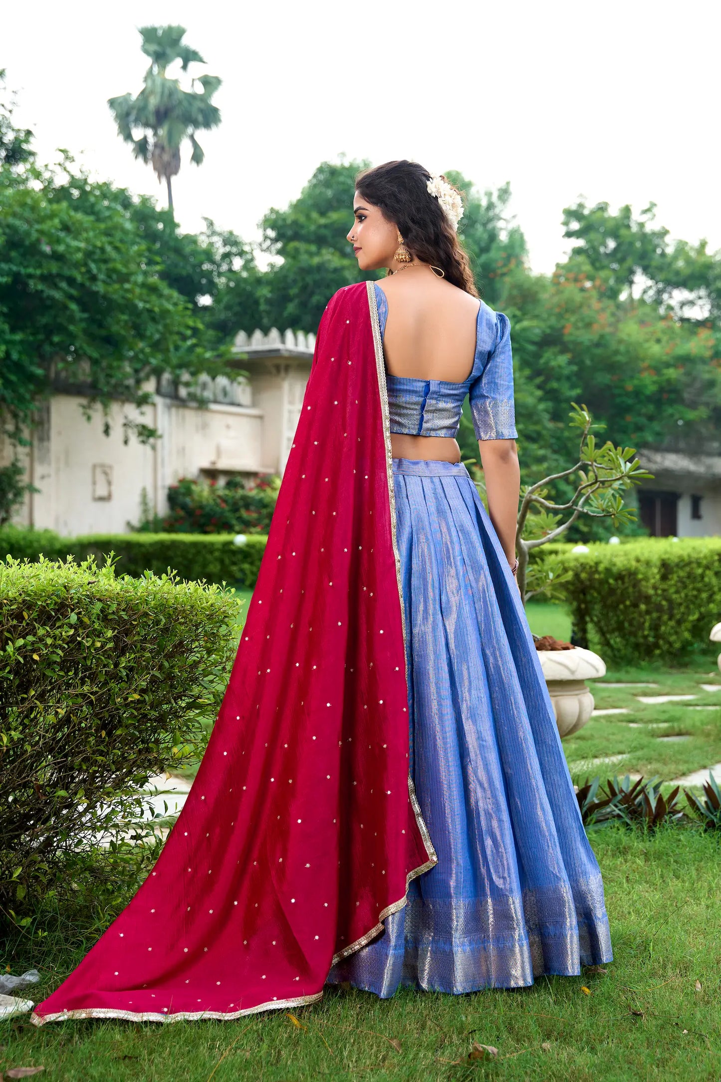 Königsblauer Lehenga Choli in Kanchipuram und Zari-Webarbeit