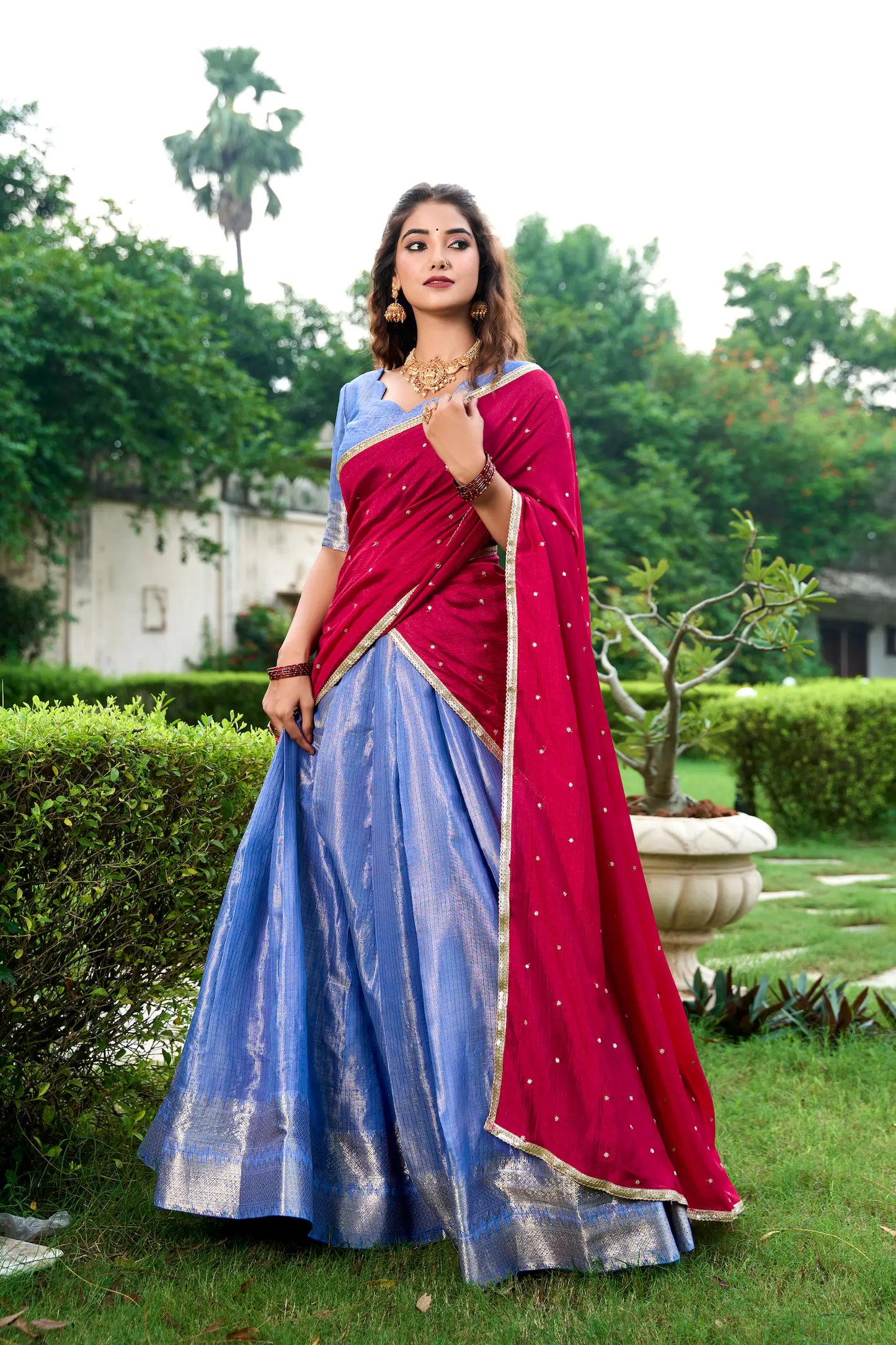 Königsblauer Lehenga Choli in Kanchipuram und Zari-Webarbeit