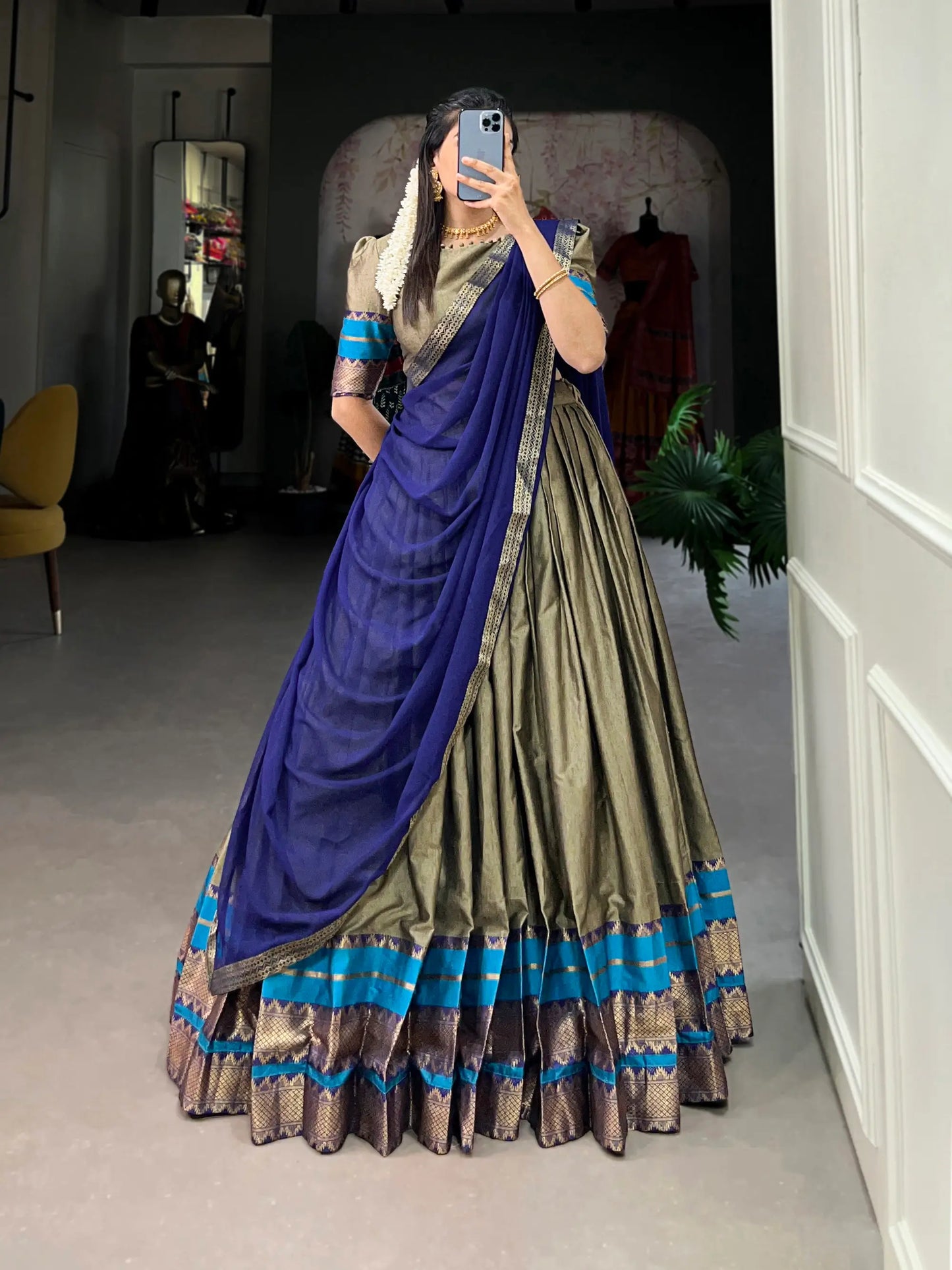 Dunkelbeiger Lehenga Choli aus Polycotton mit Zari-Webarbeit