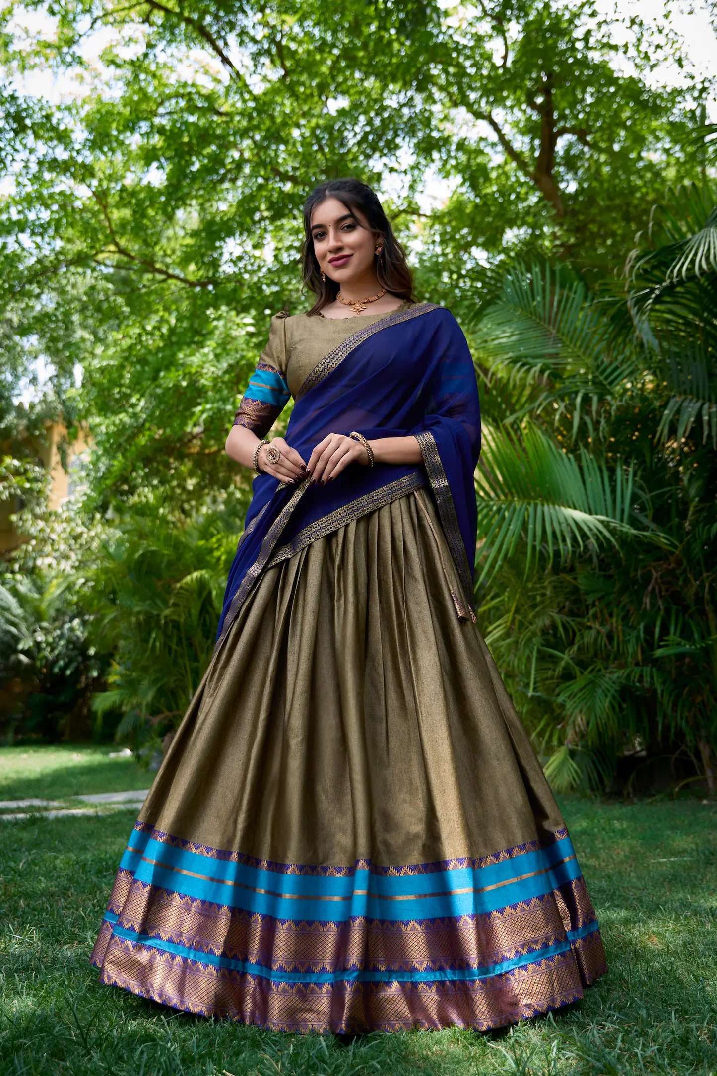 Dunkelbeiger Lehenga Choli aus Polycotton mit Zari-Webarbeit