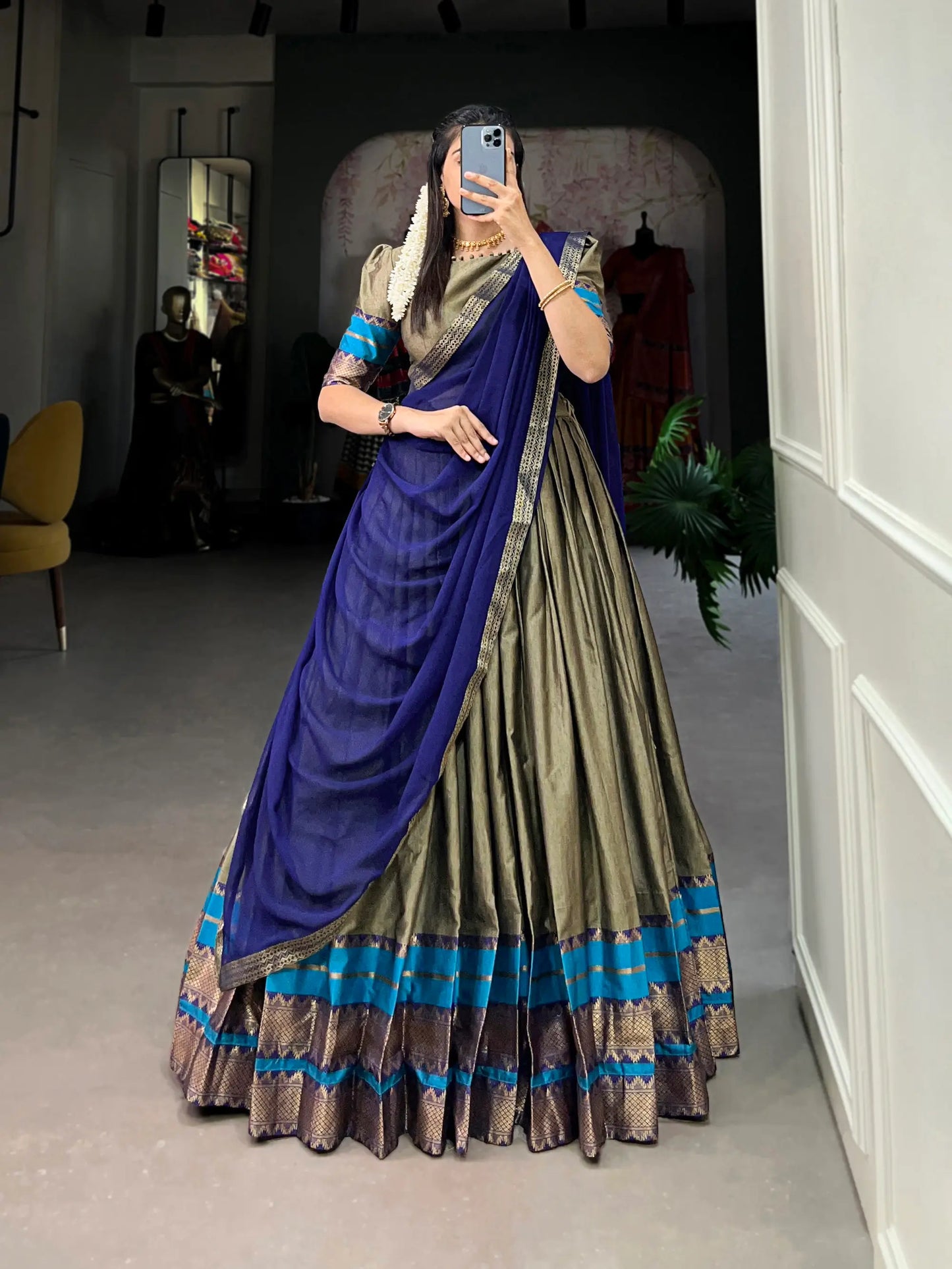 Dunkelbeiger Lehenga Choli aus Polycotton mit Zari-Webarbeit
