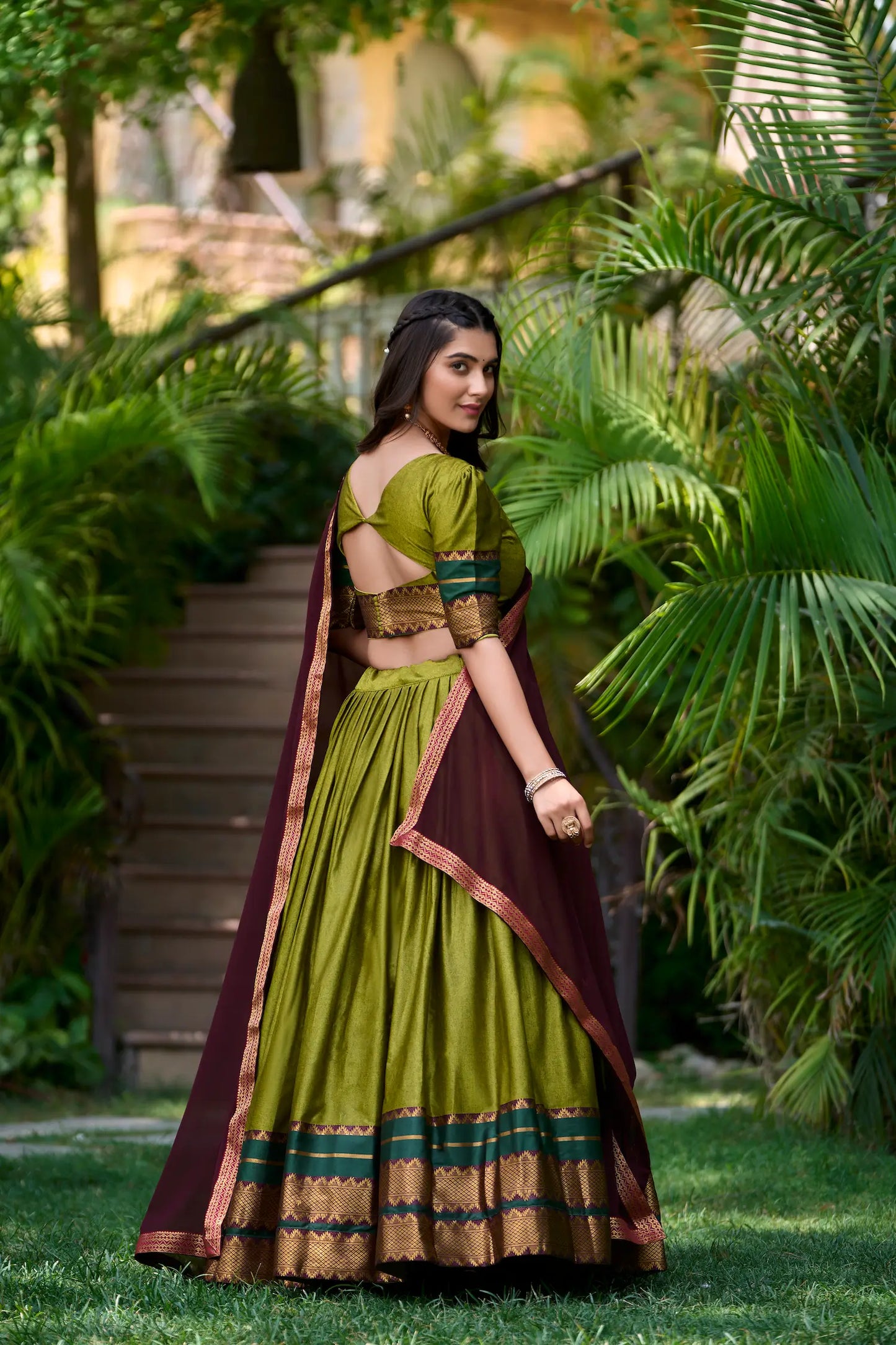 Olivgrüner Polycotton-Lehenga-Choli mit Zari-Webarbeit