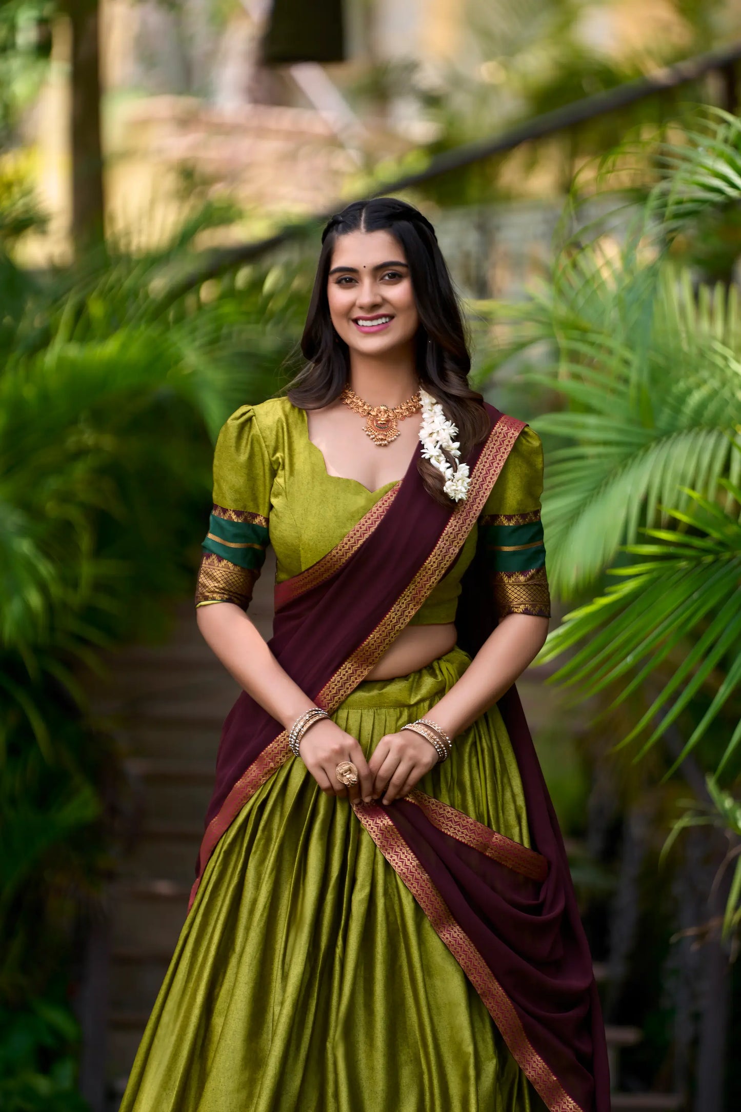 Olivgrüner Polycotton-Lehenga-Choli mit Zari-Webarbeit