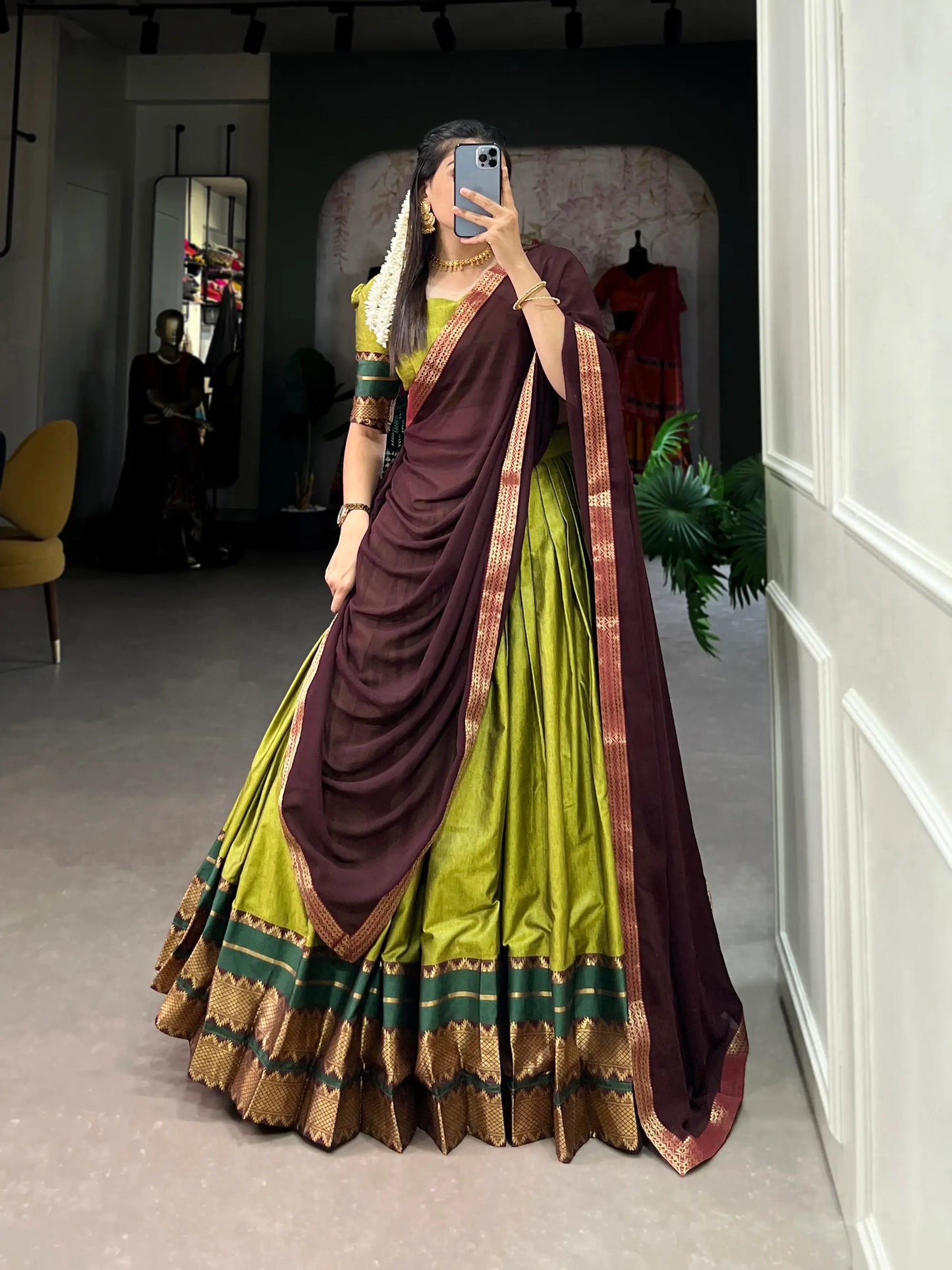 Olivgrüner Polycotton-Lehenga-Choli mit Zari-Webarbeit