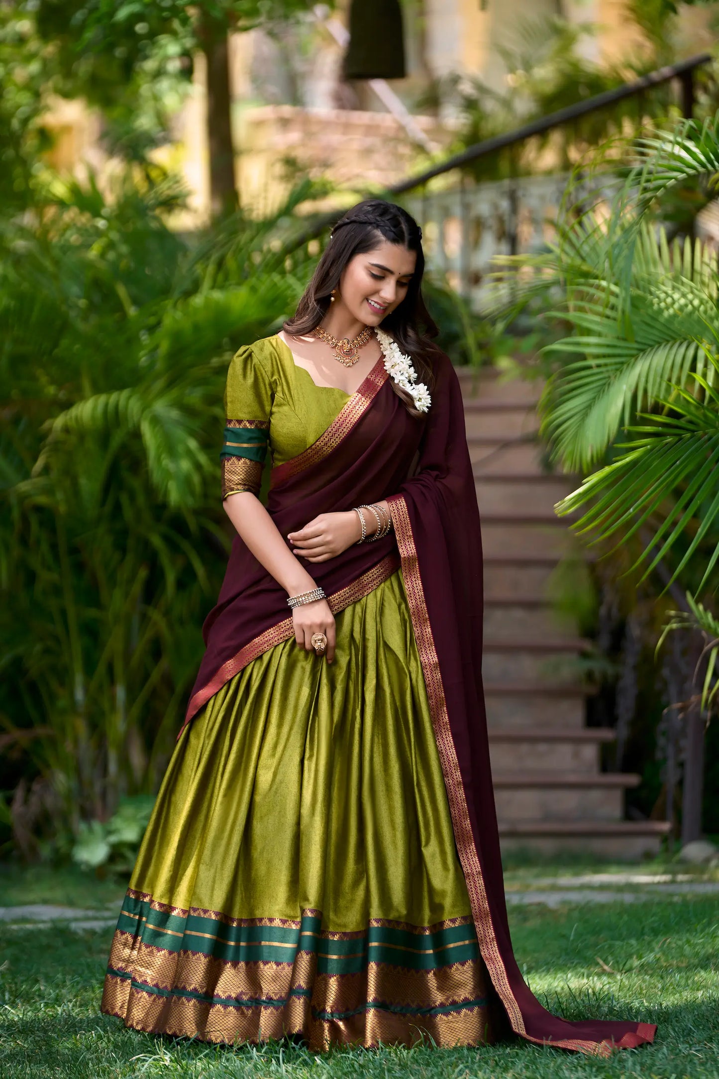 Olivgrüner Polycotton-Lehenga-Choli mit Zari-Webarbeit