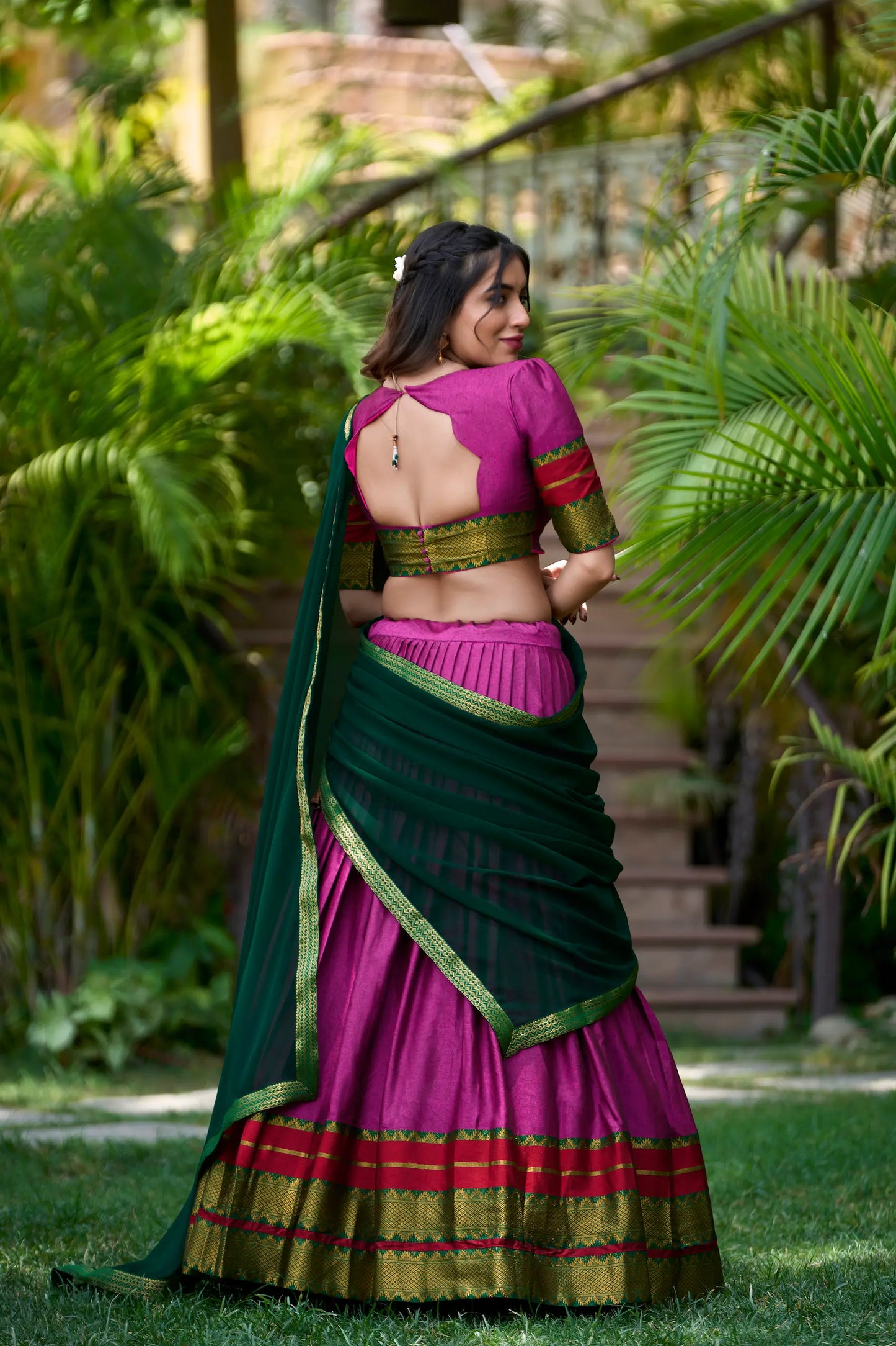 Dunkelrosa Polycotton-Lehenga-Choli mit Zari-Webarbeit