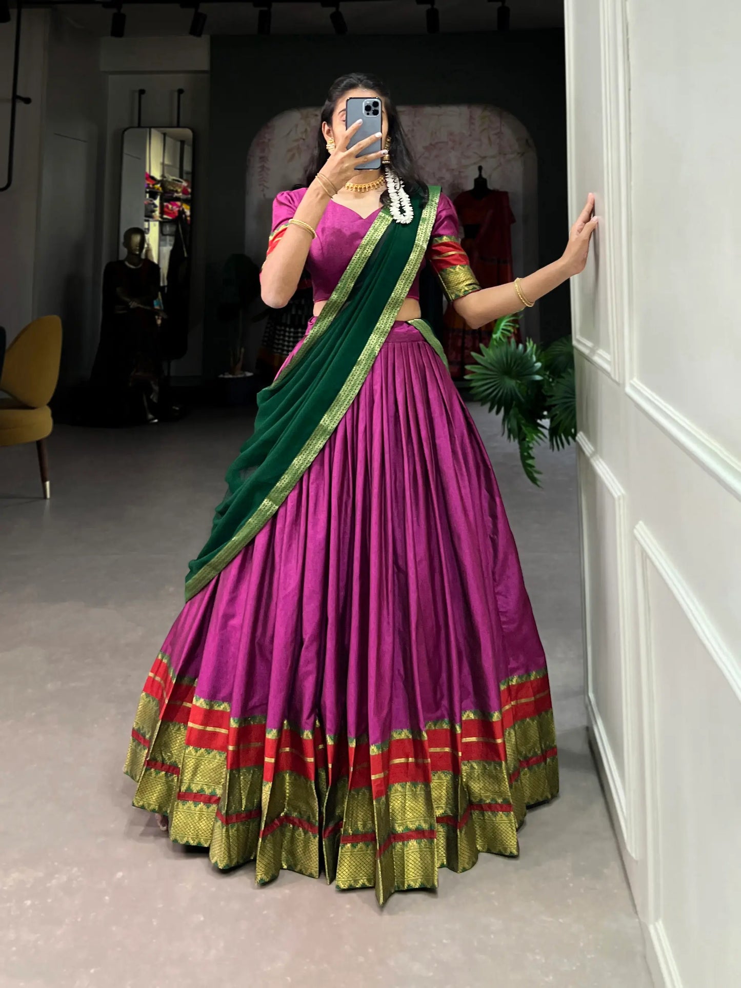 Dunkelrosa Polycotton-Lehenga-Choli mit Zari-Webarbeit