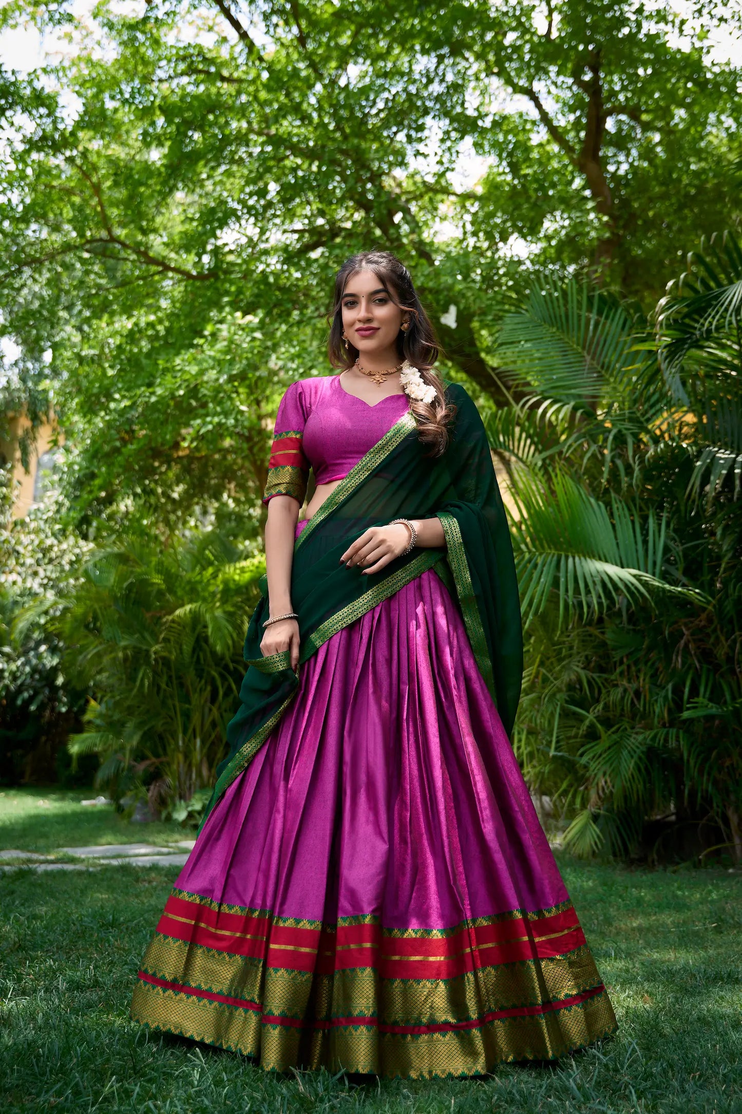 Dunkelrosa Polycotton-Lehenga-Choli mit Zari-Webarbeit