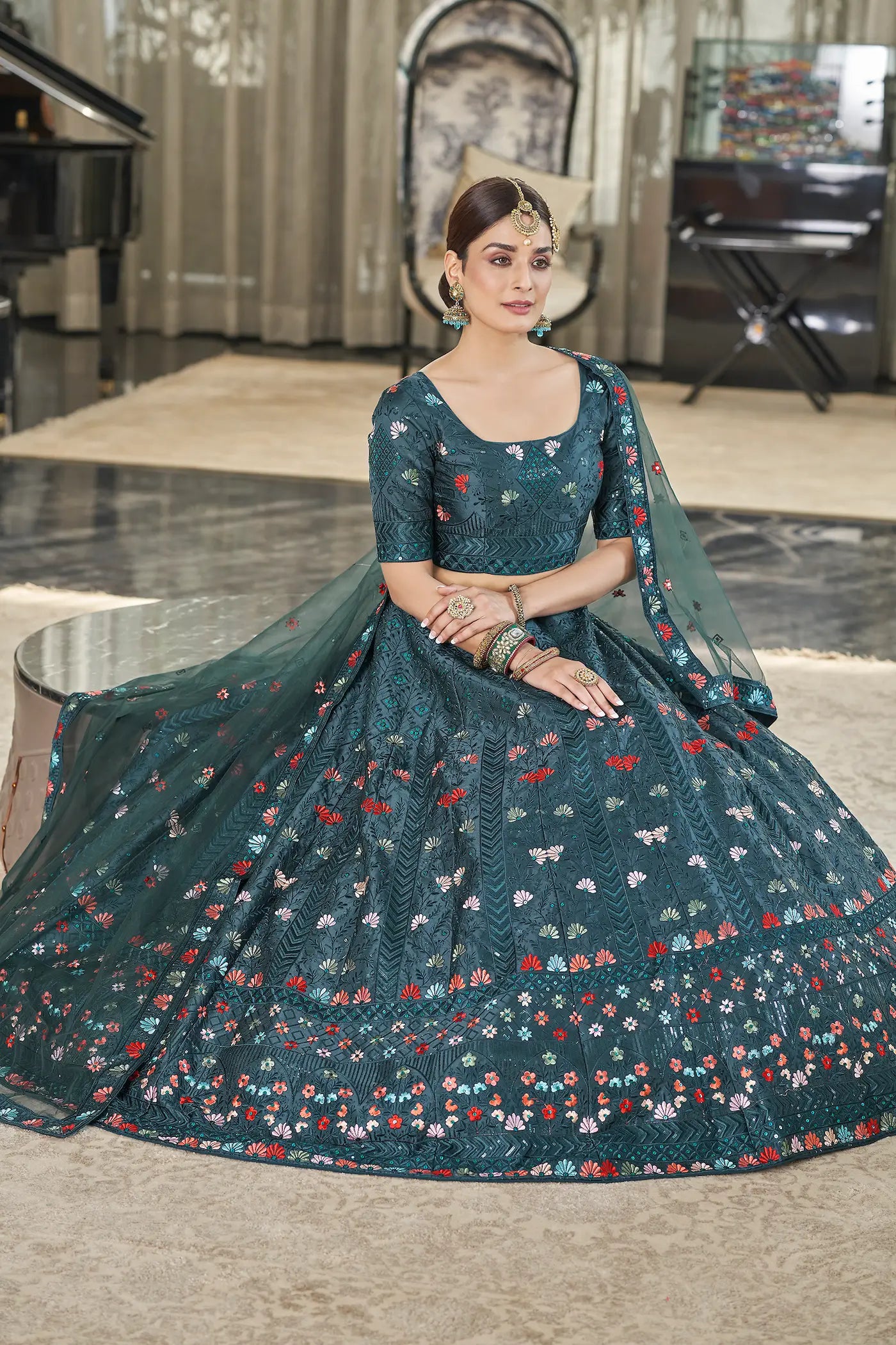 Lehenga Choli en Soie Verte Bleu-vert avec Broderie en Fil et Sequins
