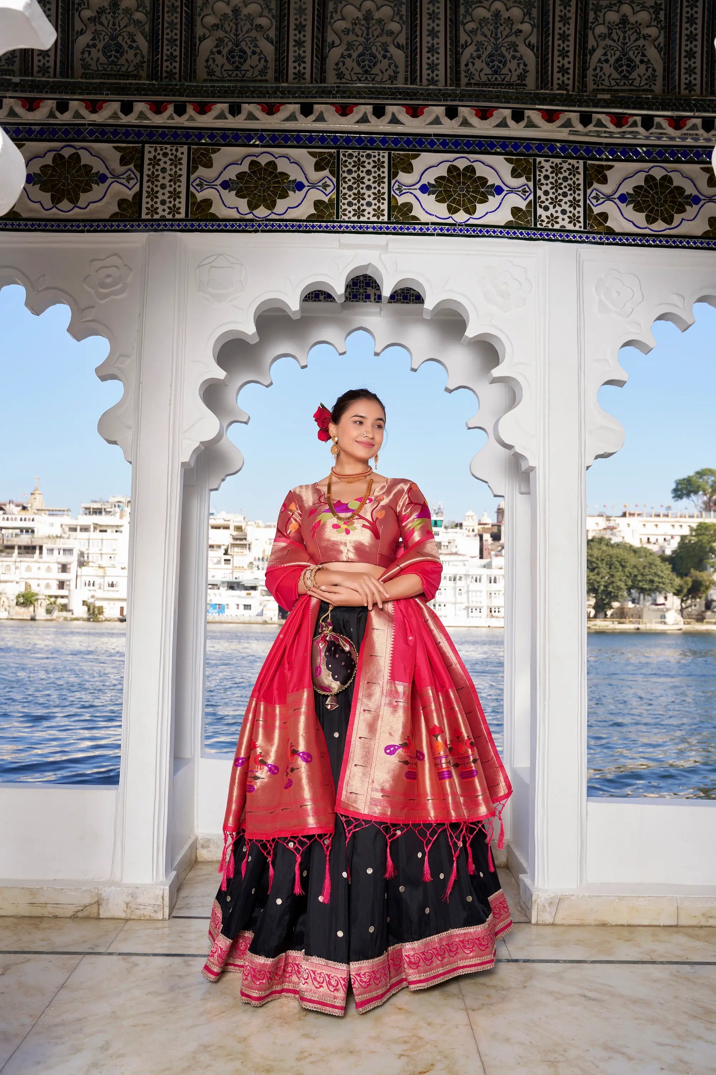 Lehenga Choli Paithani en Soie Jacquard Noire avec Tissage Zari