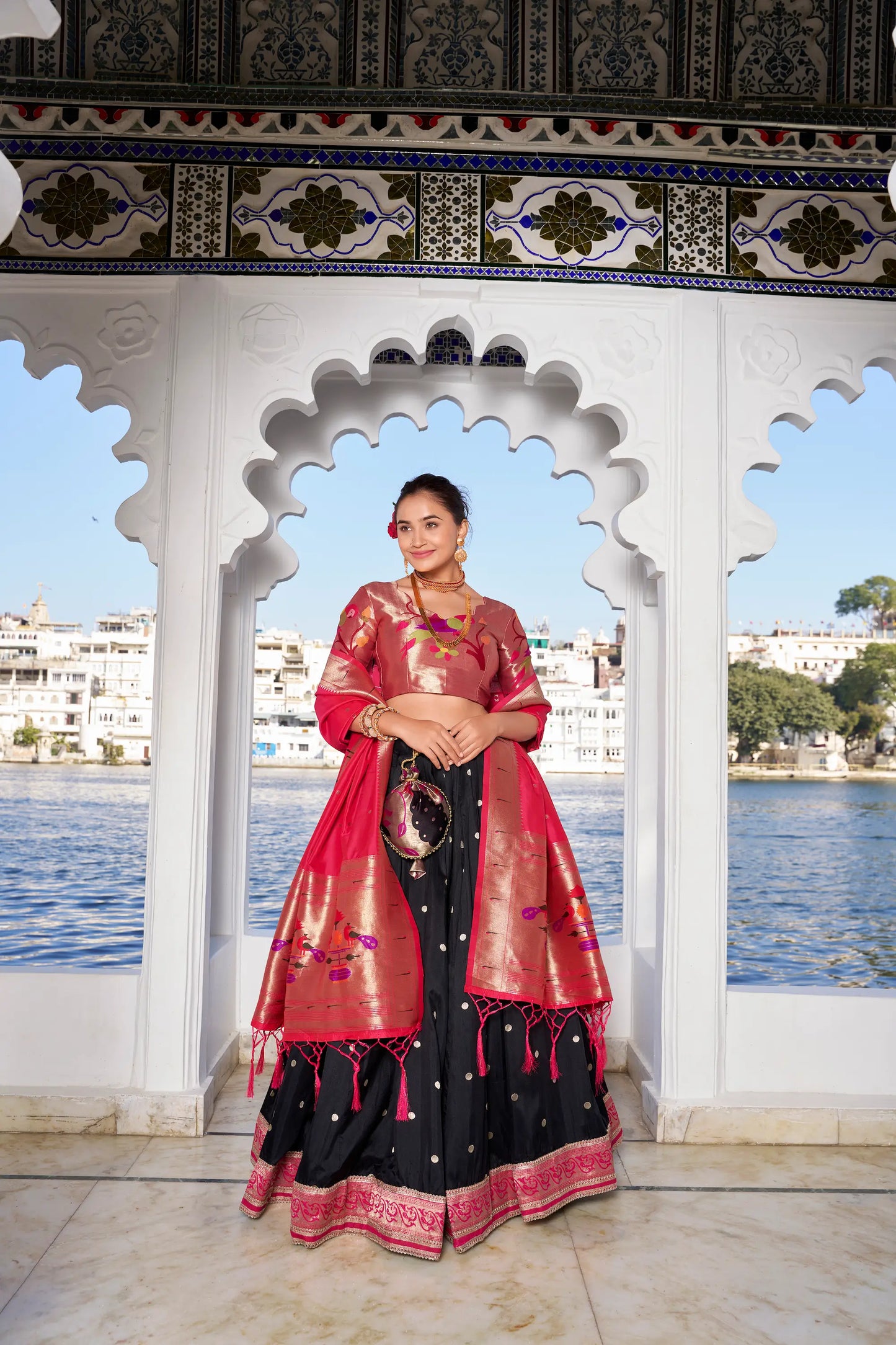 Lehenga Choli Paithani en Soie Jacquard Noire avec Tissage Zari