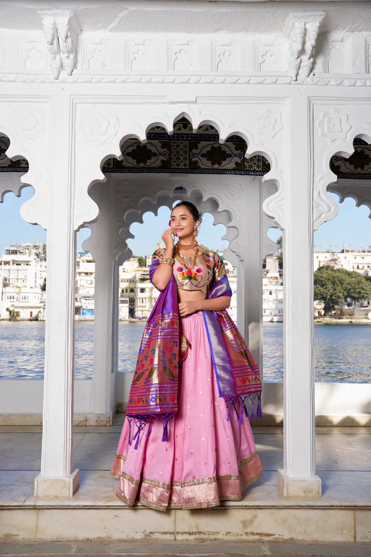 Lehenga Choli Paithani en Soie Jacquard Rose Pâle avec Tissage Zari