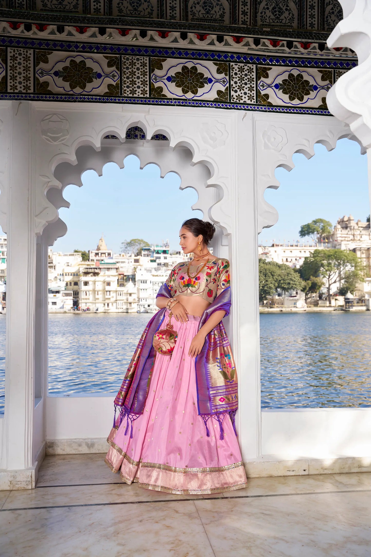 Lehenga Choli Paithani en Soie Jacquard Rose Pâle avec Tissage Zari