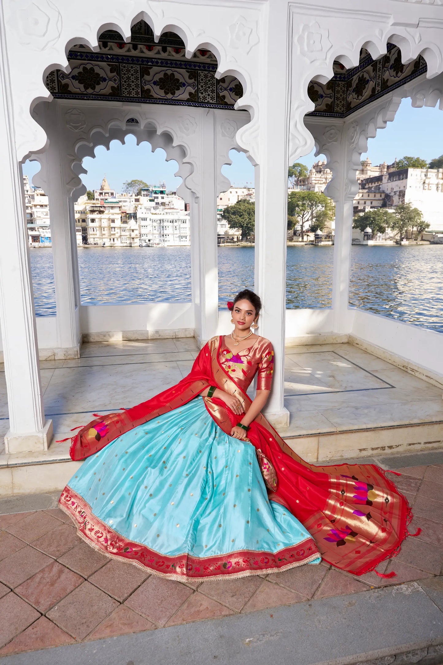 Lehenga Choli Paithani bleu mer en soie jacquard avec tissage Zari