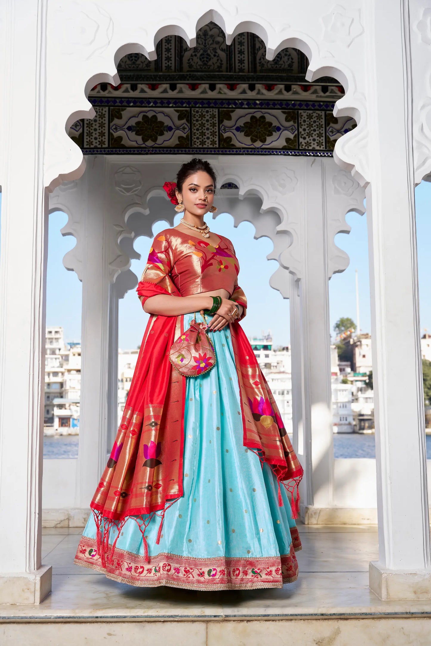 Lehenga Choli Paithani bleu mer en soie jacquard avec tissage Zari