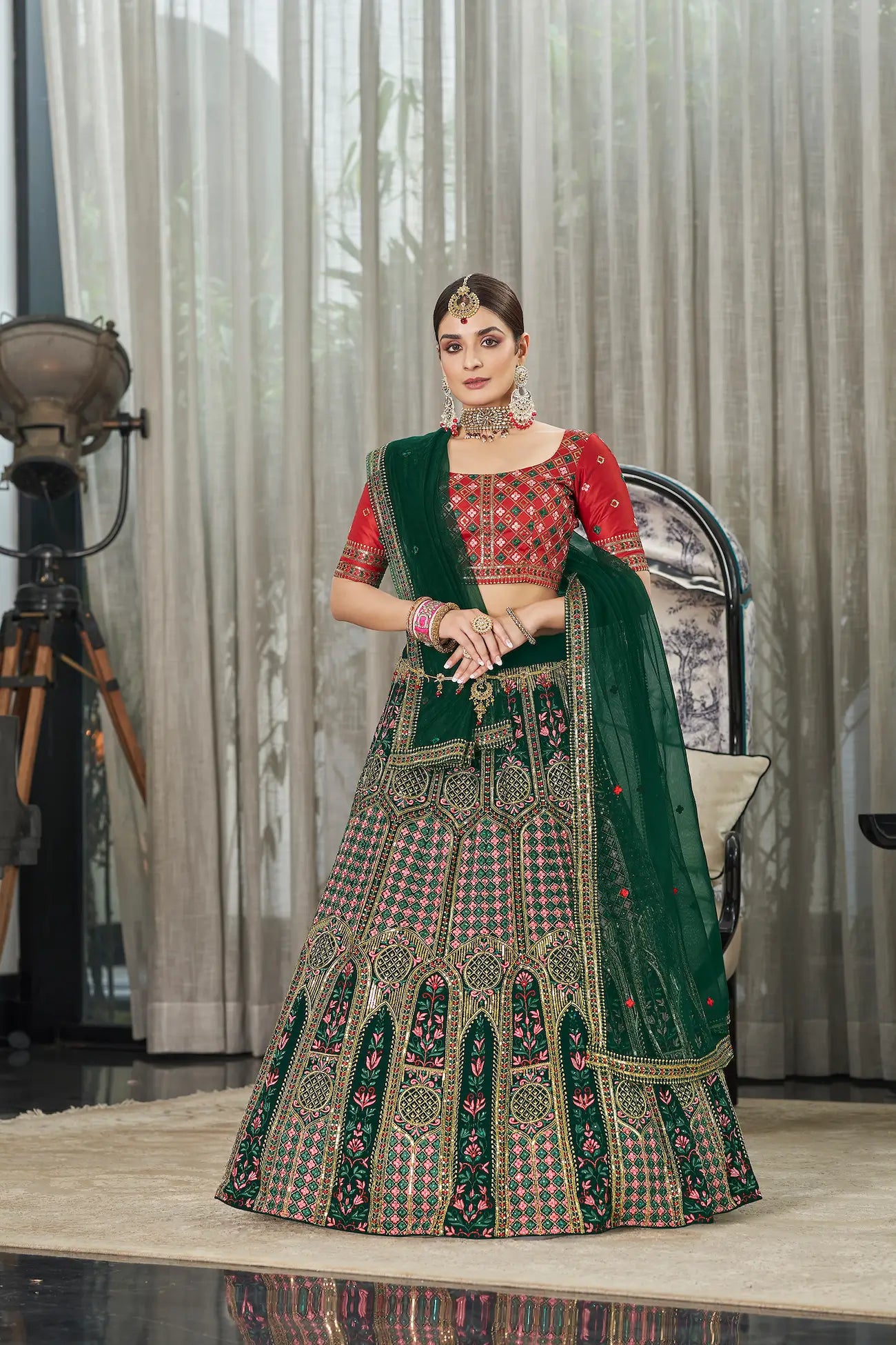 Lehenga Choli en Soie Verte avec Broderie en Fil et Sequins