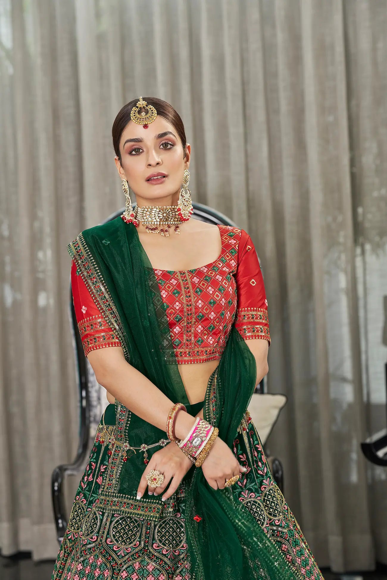 Lehenga Choli en Soie Verte avec Broderie en Fil et Sequins