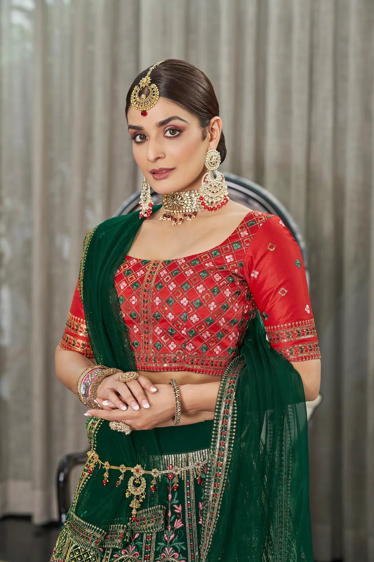 Lehenga Choli en Soie Verte avec Broderie en Fil et Sequins