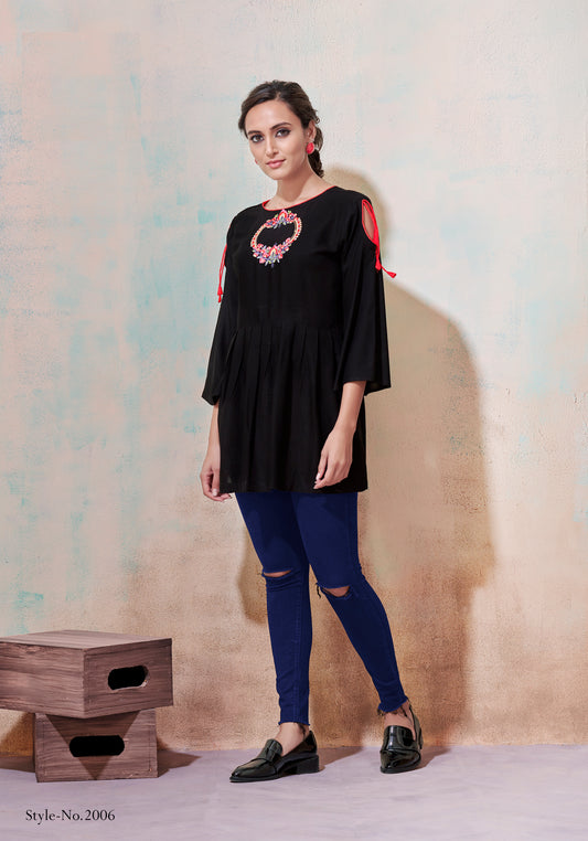 Haut Kurta court simple noir en Rayon avec Broderies