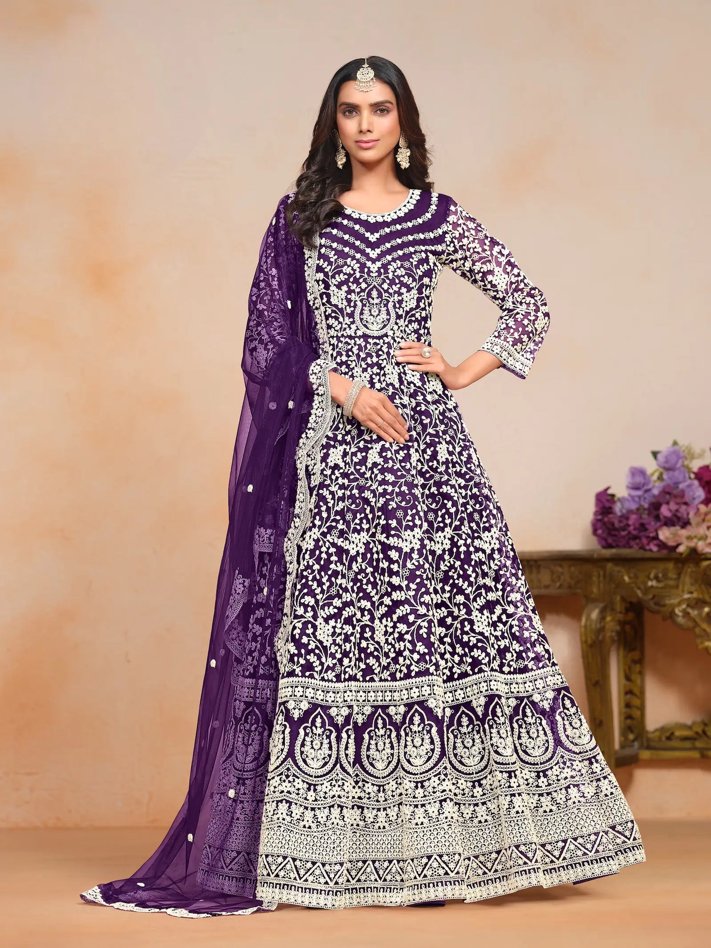 Lila Kleid / Abendkleid für besondere Anlässe aus Seide und Stickerei